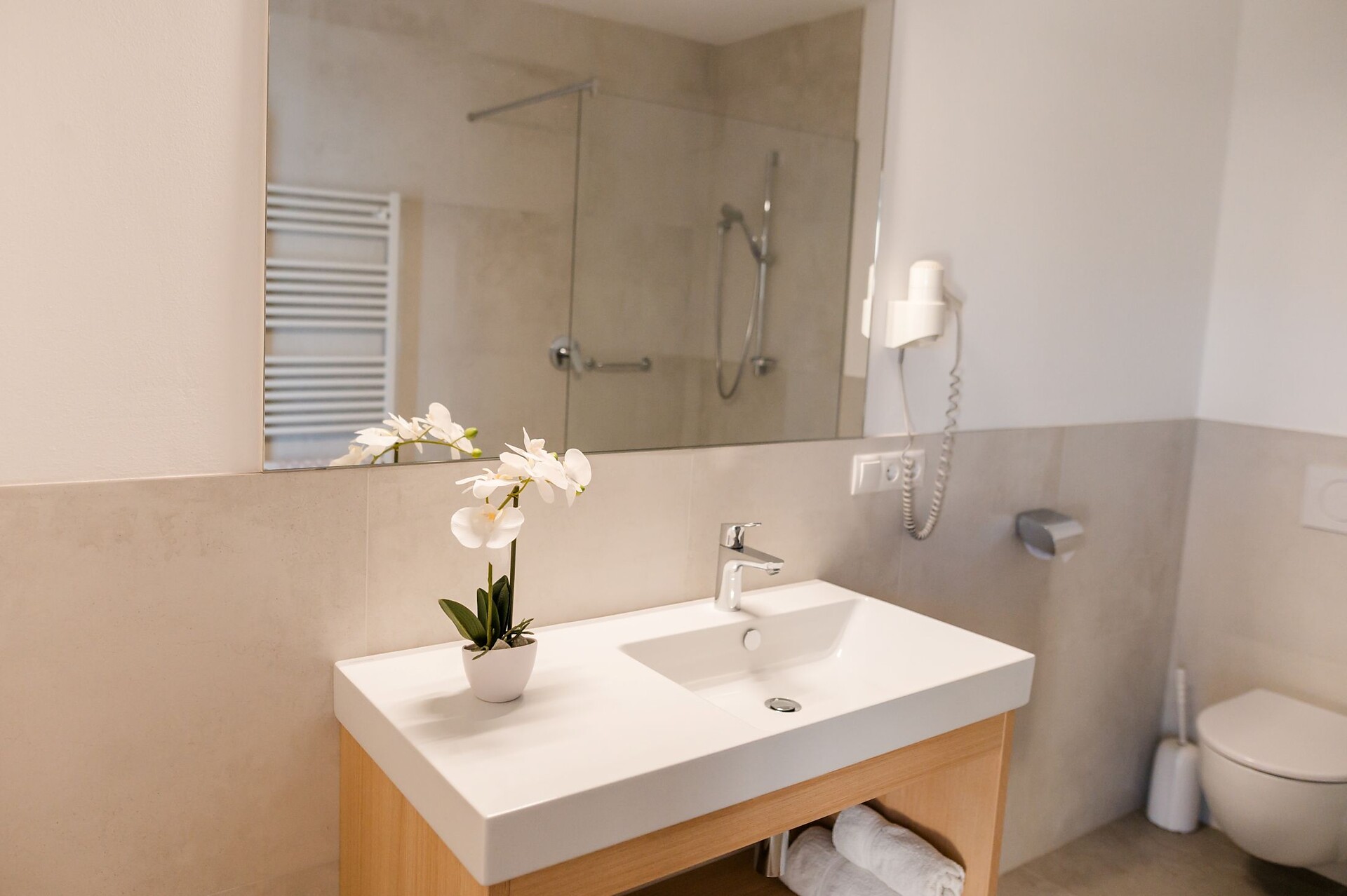 Bagno moderno e luminoso