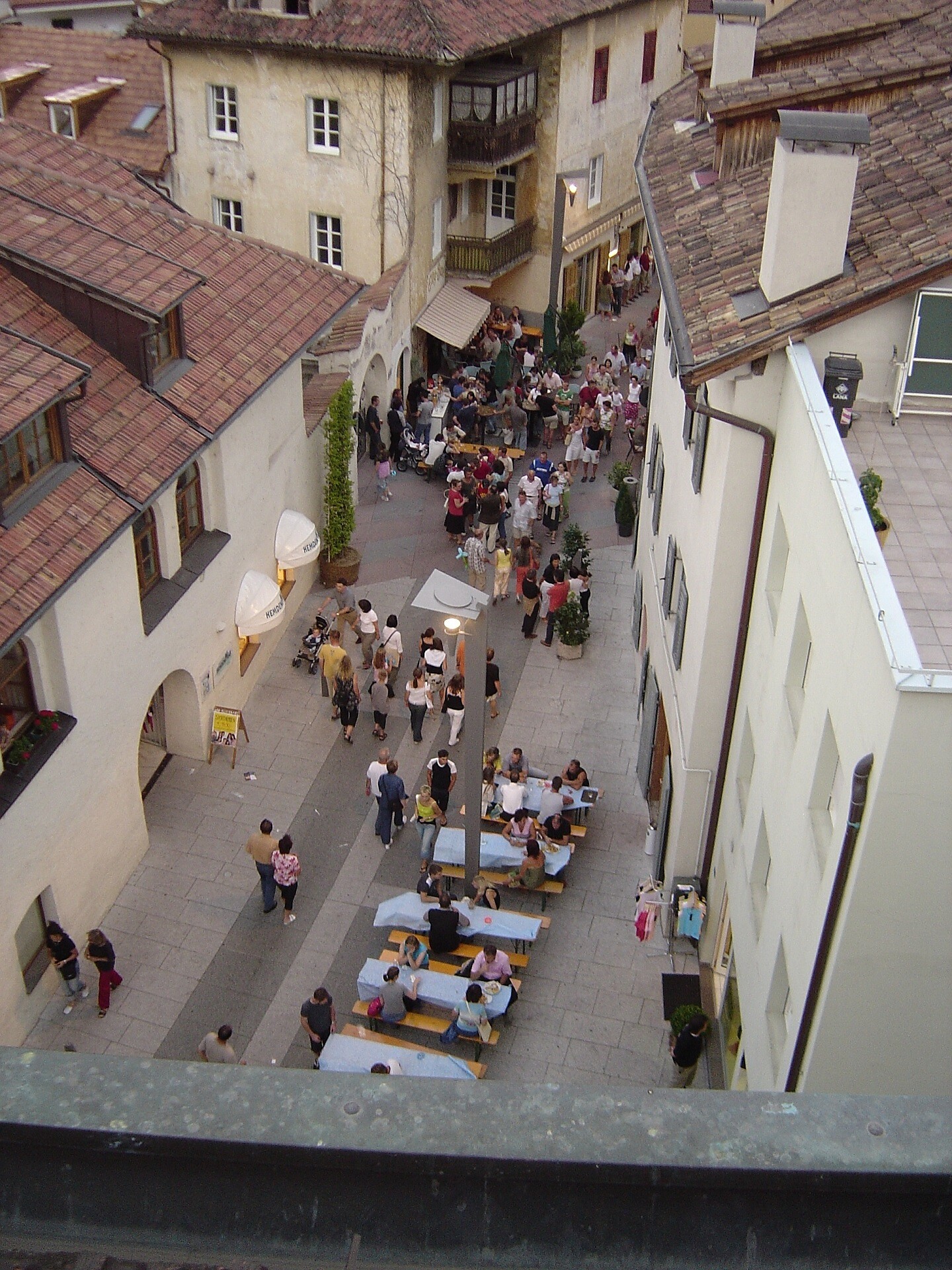 Ausblick in die Fußgängerzone [Blaue Wohnung]