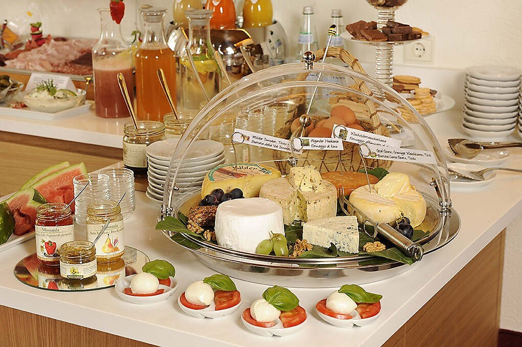 Frühstücksbuffet mit südtiroler und hausgemachten Spezialitäten