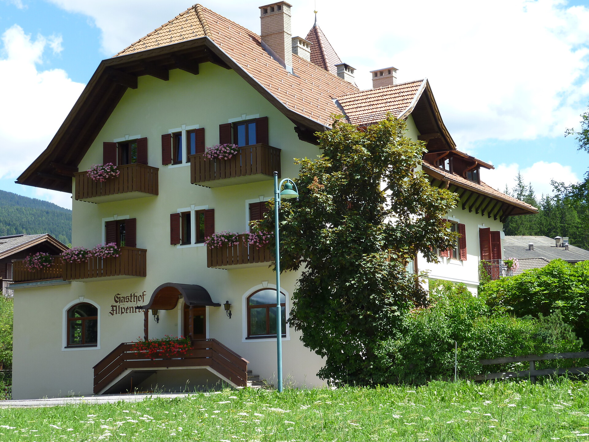 Gasthof Alpenrose von der Straße (Sommer)