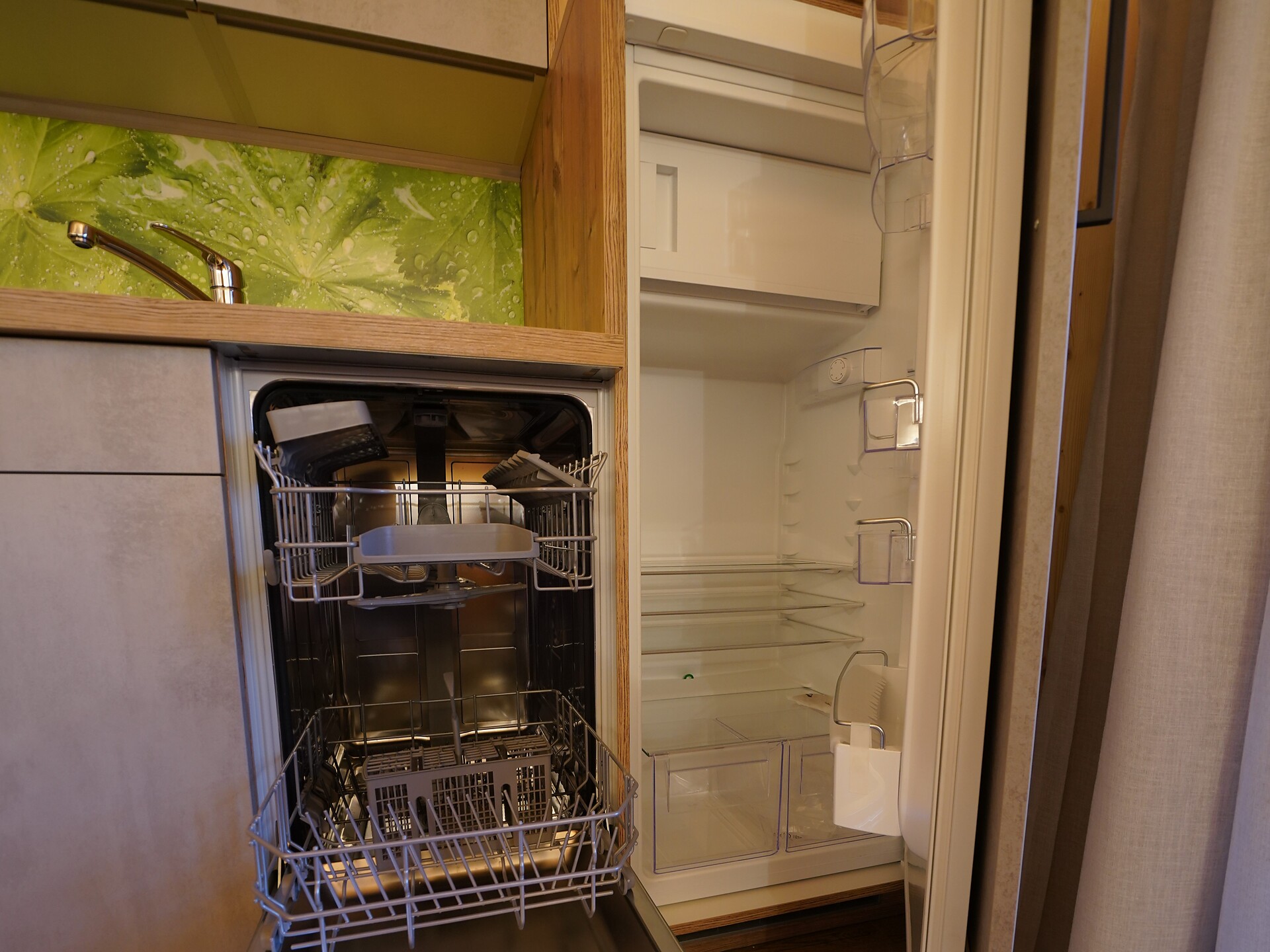 Kühlschrank und Spülmaschine (auch in jeder Wohnung)
