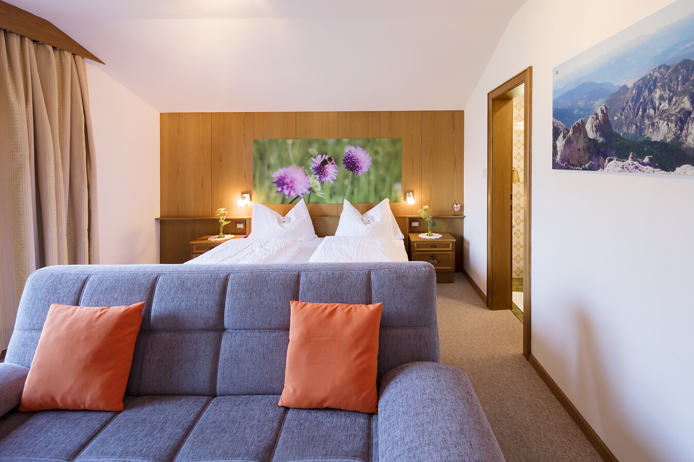 Schlafzimmer mit Sofa und selbstgemachten Bildern