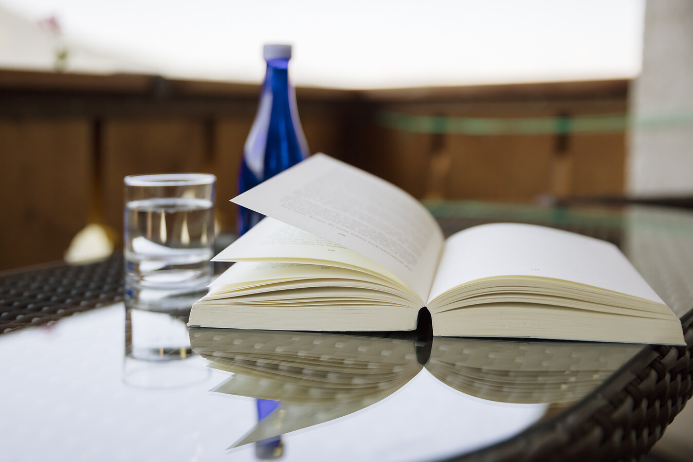 Lesen auf dem Balkon mit frischem Tschaminwasser