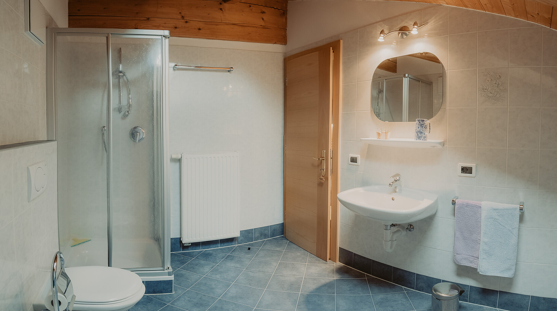 bagno con doccia, Bidet, WC