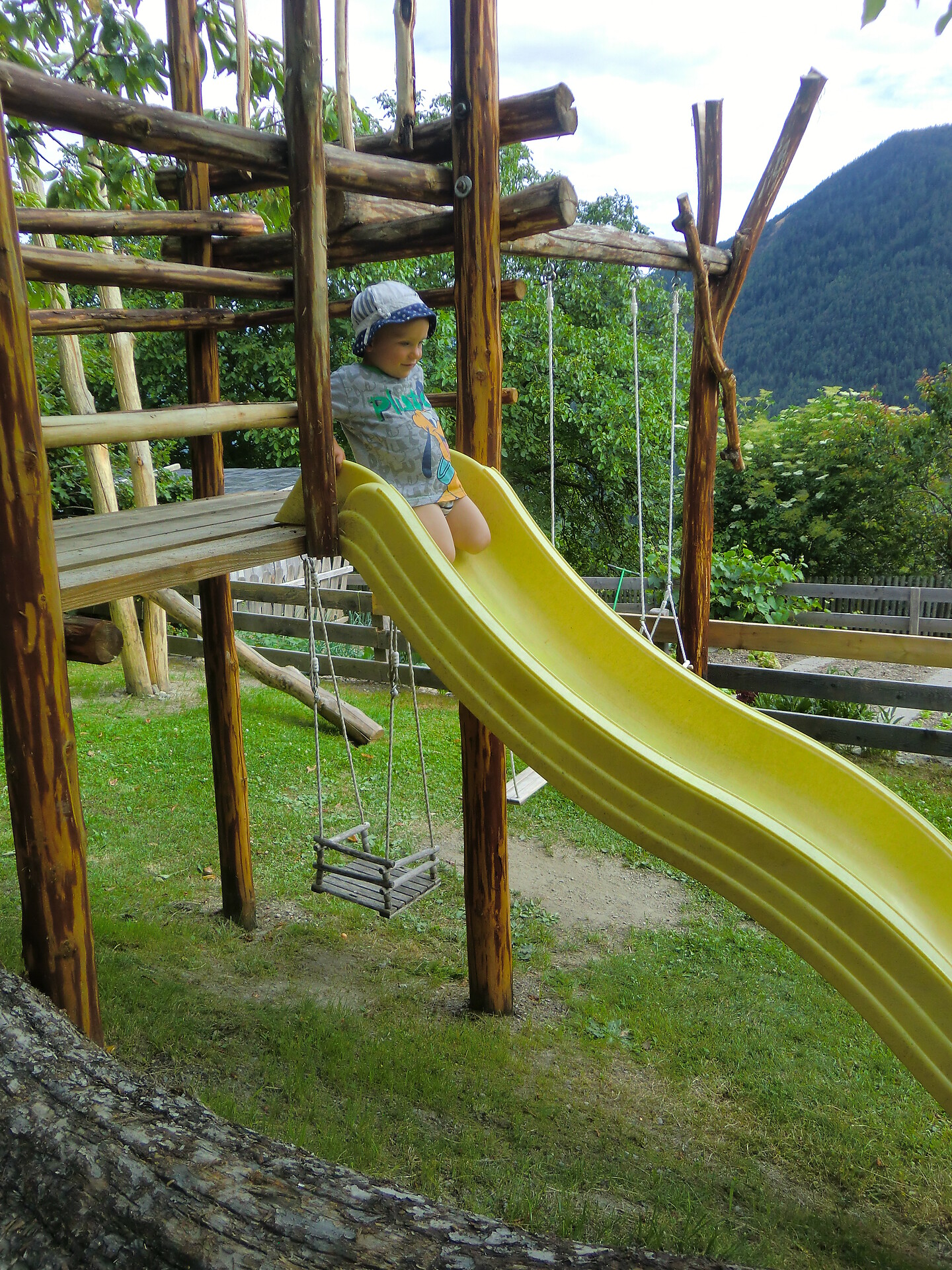 86/5000 Parco giochi con giochi, lettini, piscina, giardino e barbecue
