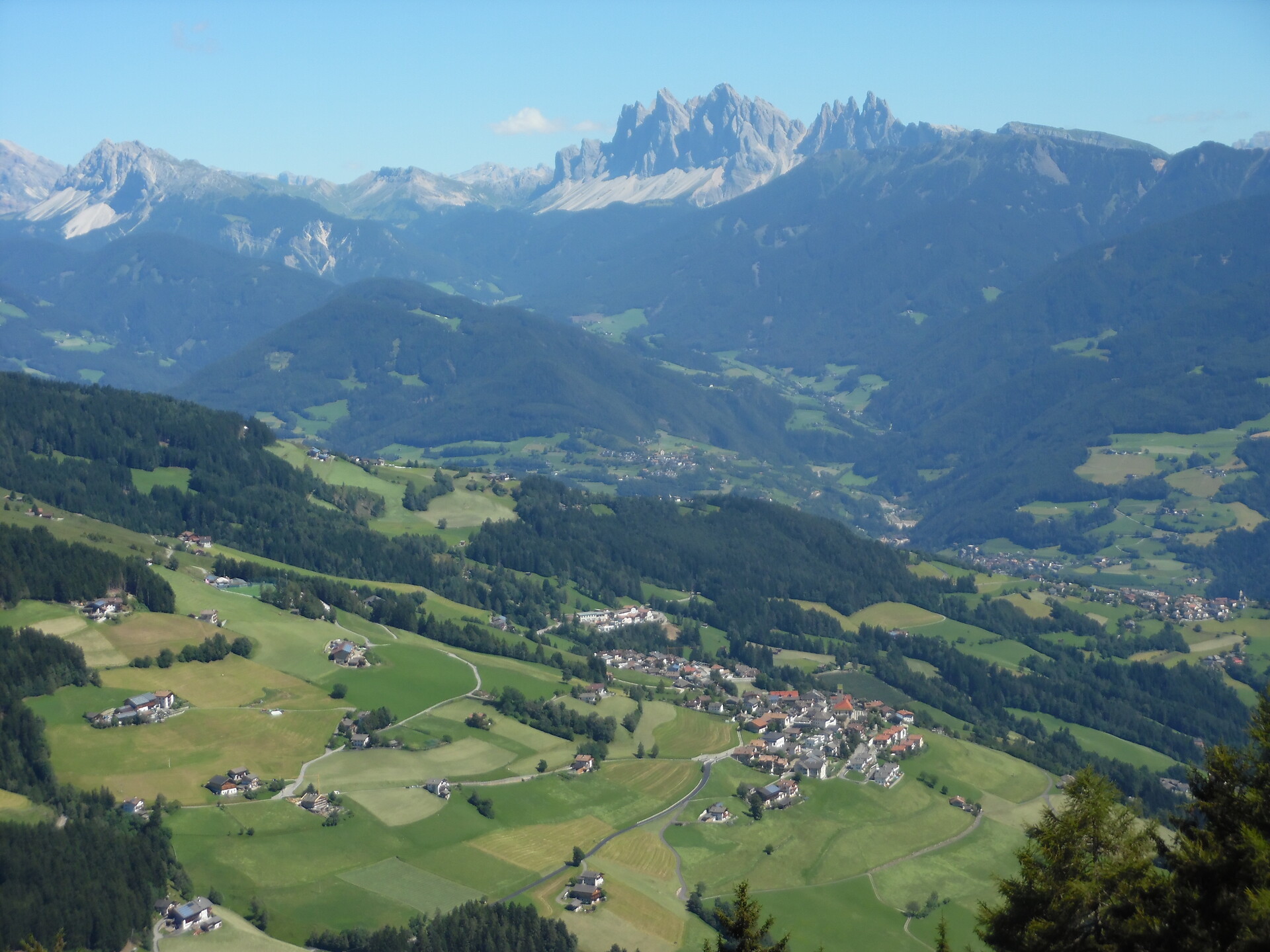 Klausen Latzfons con vista sulle montagne delle Dolomiti