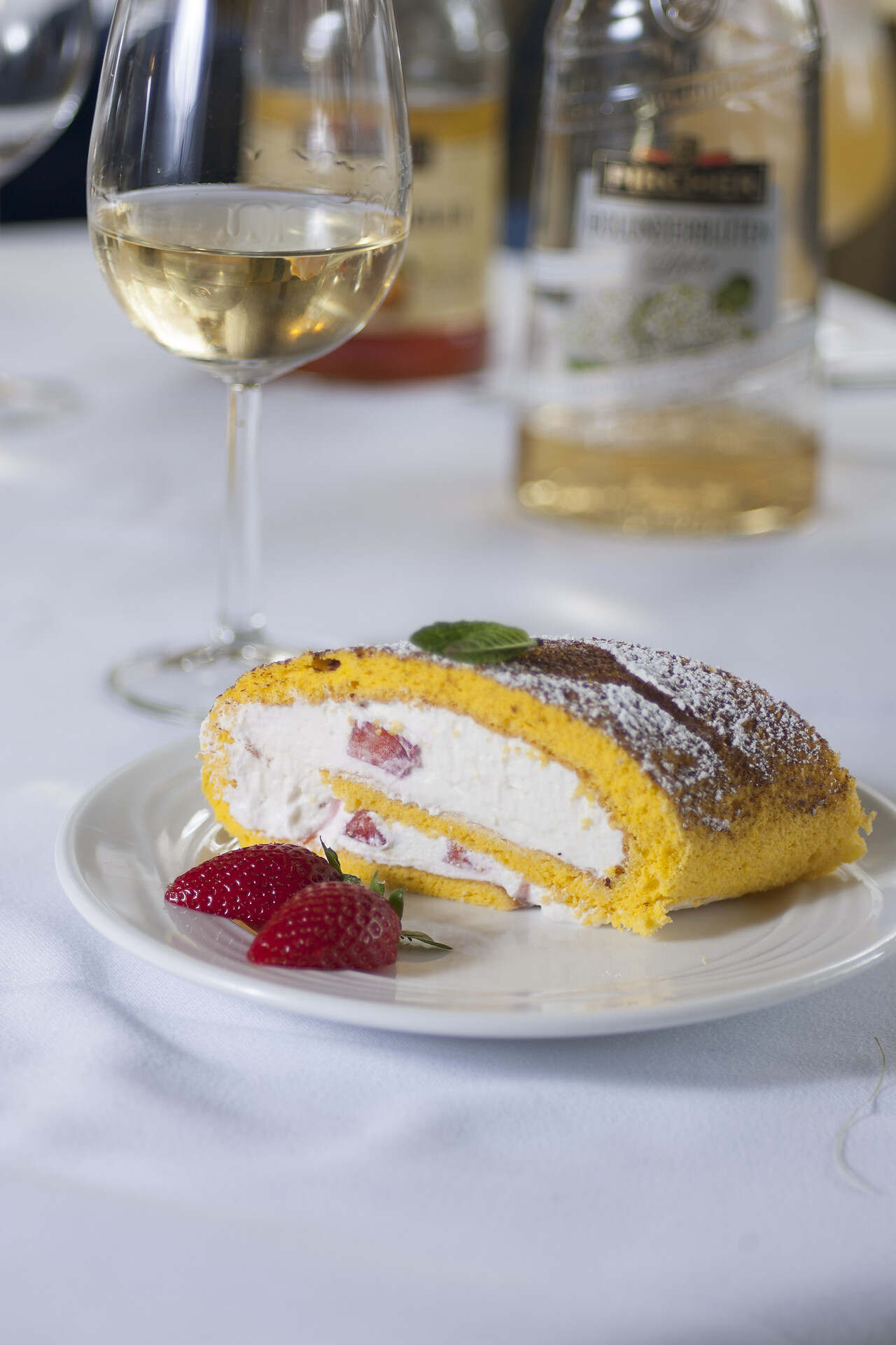 Roulade with cream and fresh strawberries