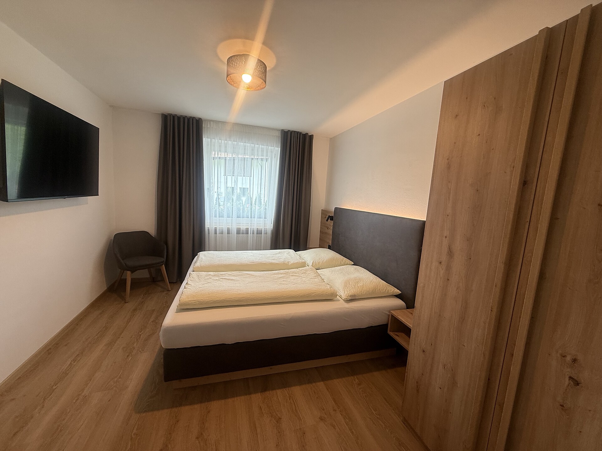 Schlafzimmer 1