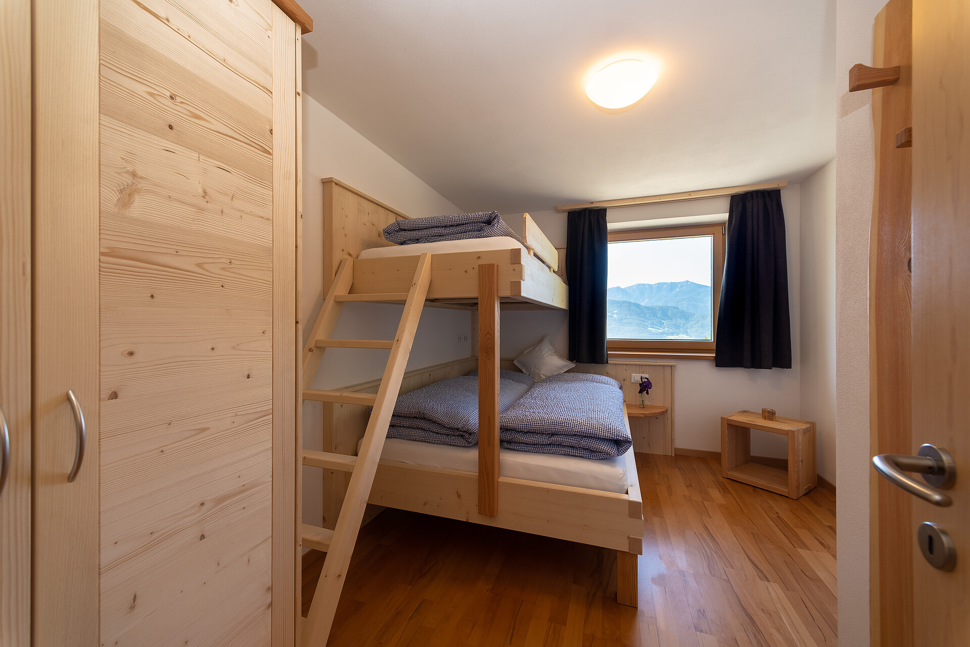 Dreibettzimmer mit Stockbett