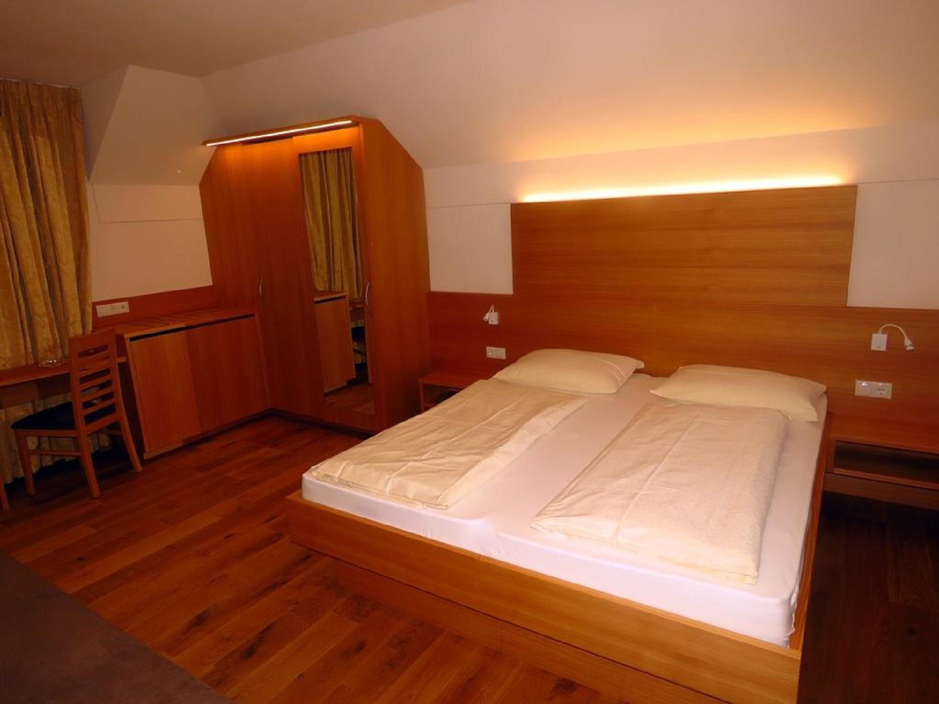 Gasthaus Weisses Kreuz- Hirschenwirt Klausen/Chiusa 18 suedtirol.info