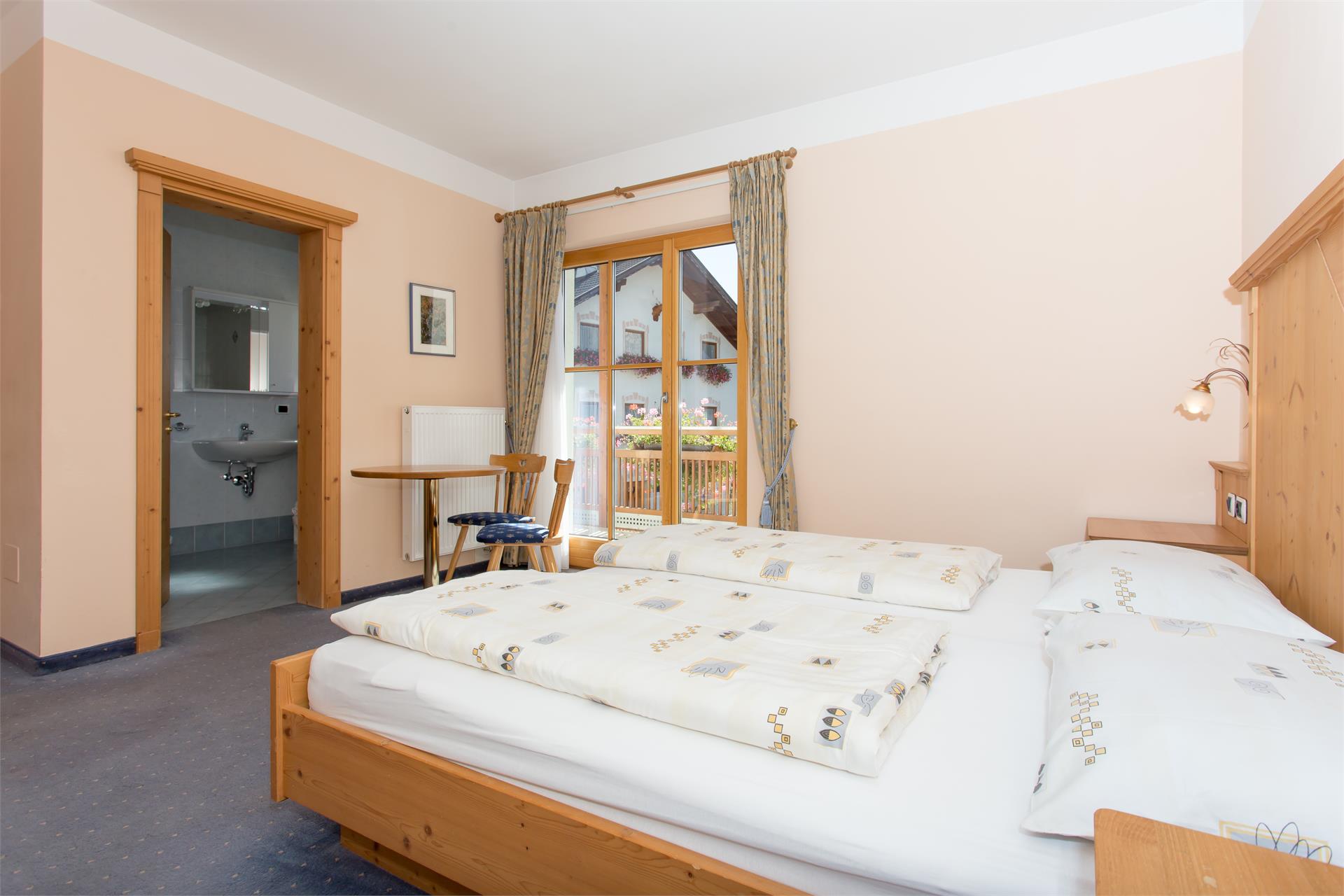 Gasthaus Weisses Kreuz- Hirschenwirt Klausen/Chiusa 11 suedtirol.info