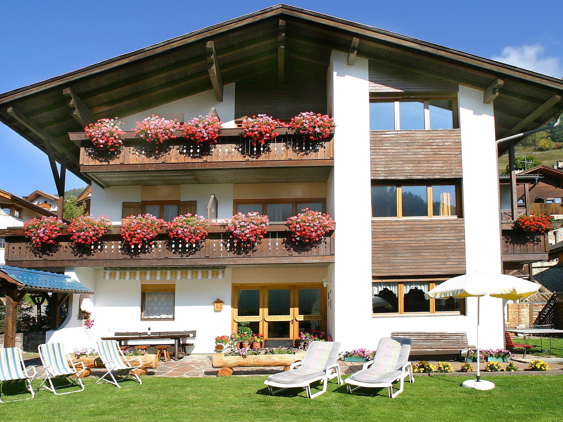 Garni Montblanc   schöne Zimmer mit Dusche Balkon TV  Vilan Frühstüksbüffe