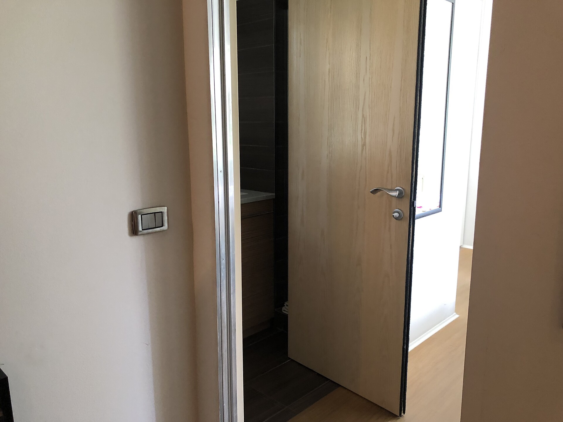 Entrance bed room/bathroom