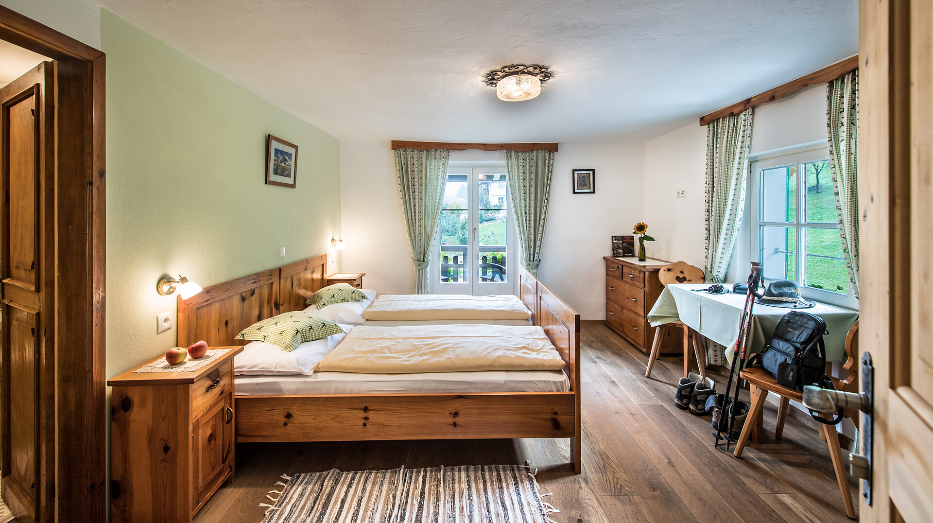 double room with shower / bathroom, balcony, safe, gratis Wifi