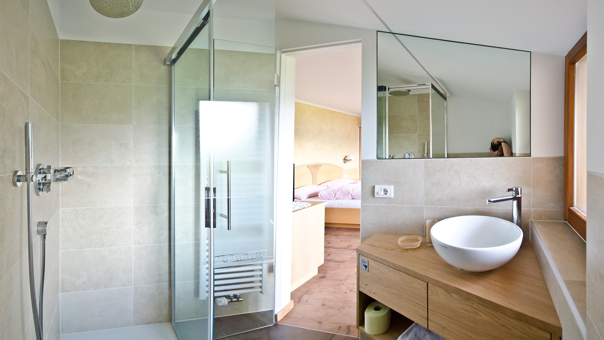 Bagno con doccia e WC
