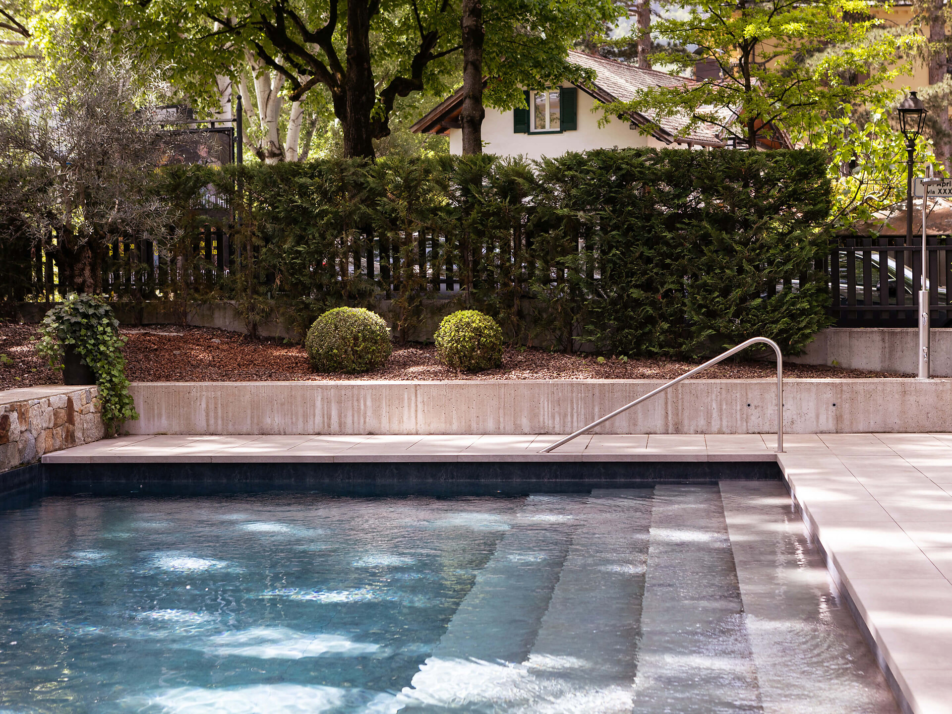 Flora Hotel & Suites