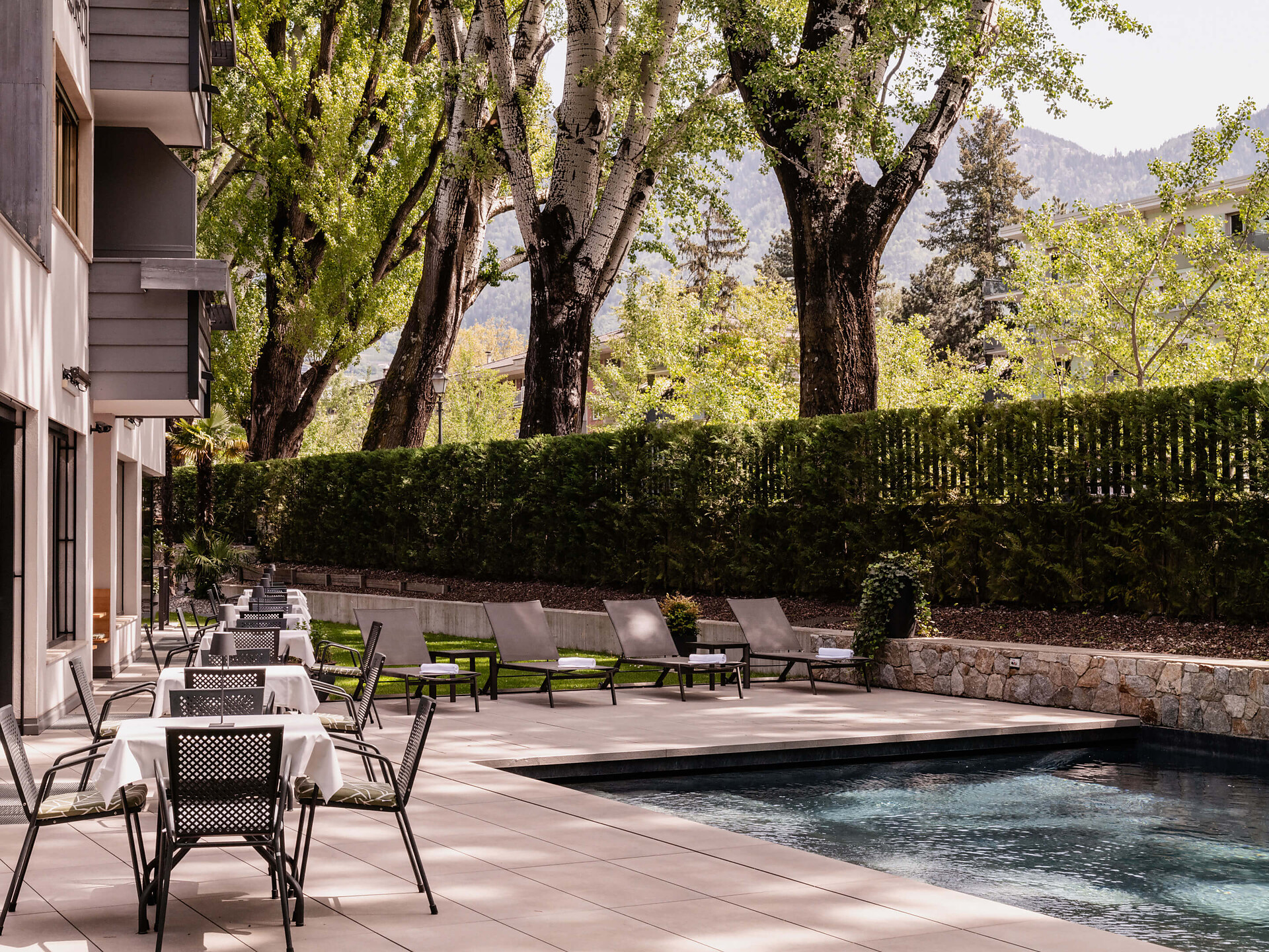 Flora Hotel & Suites