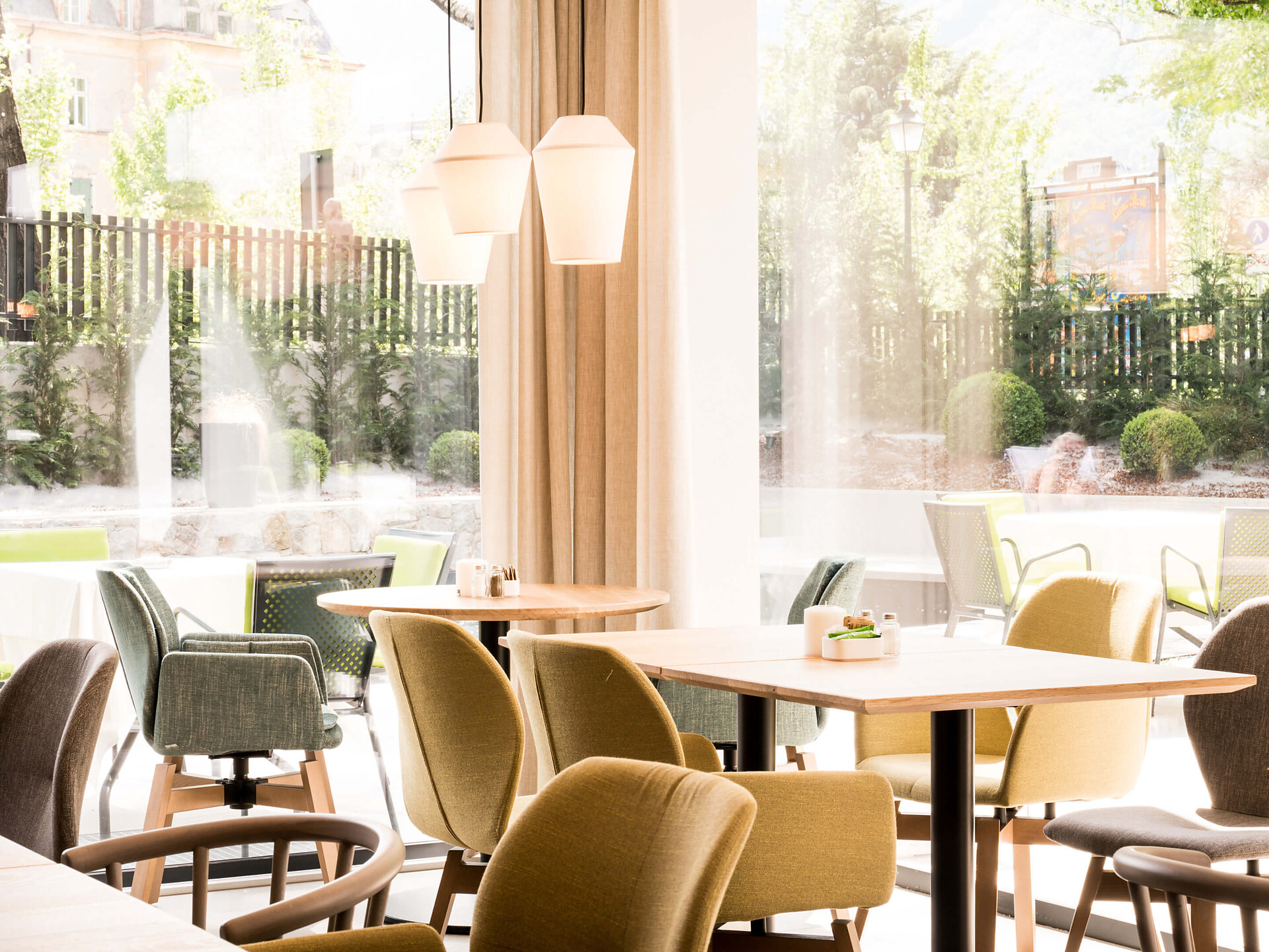 Flora Hotel & Suites