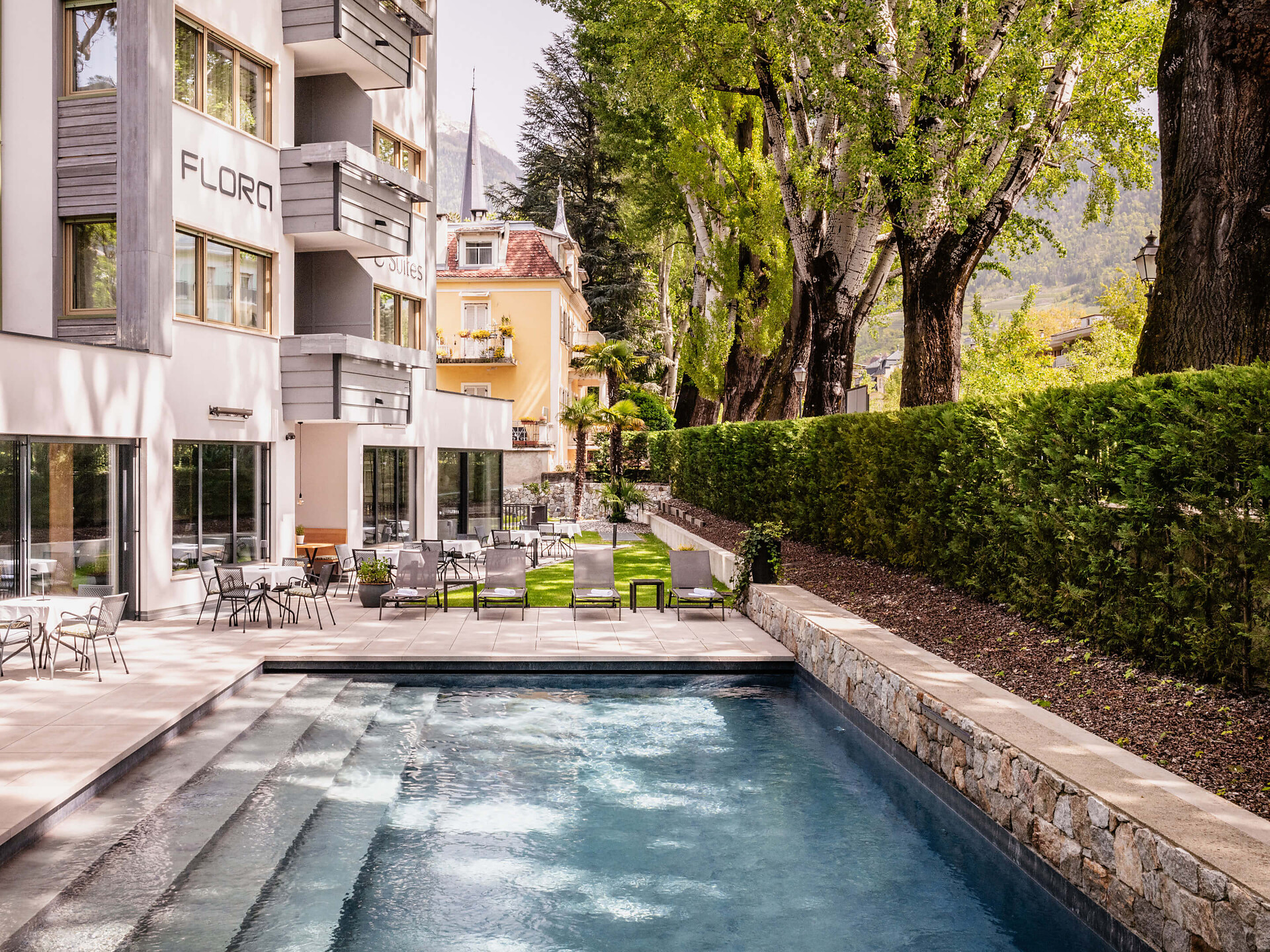 Flora Hotel & Suites