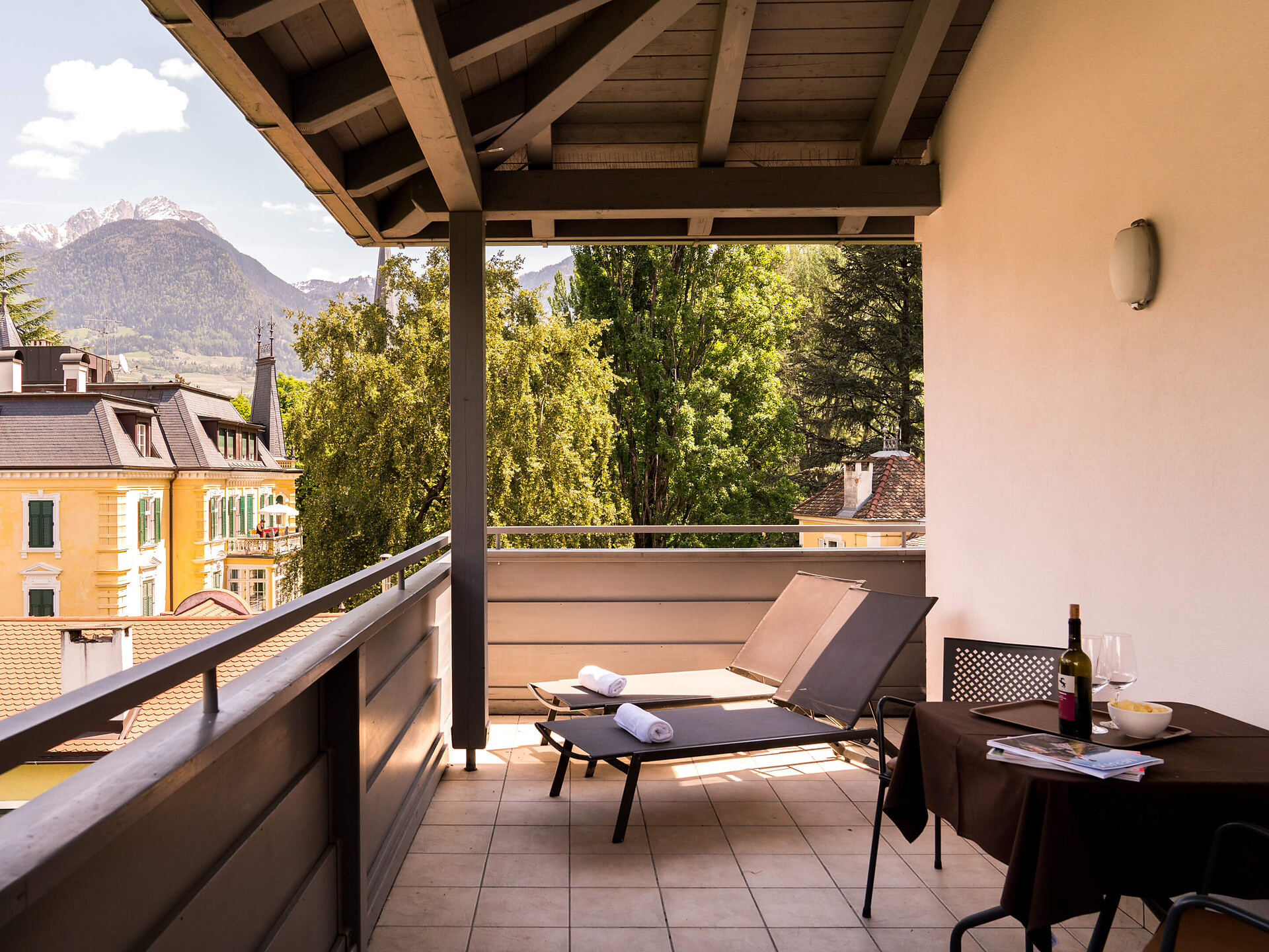 Flora Hotel & Suites