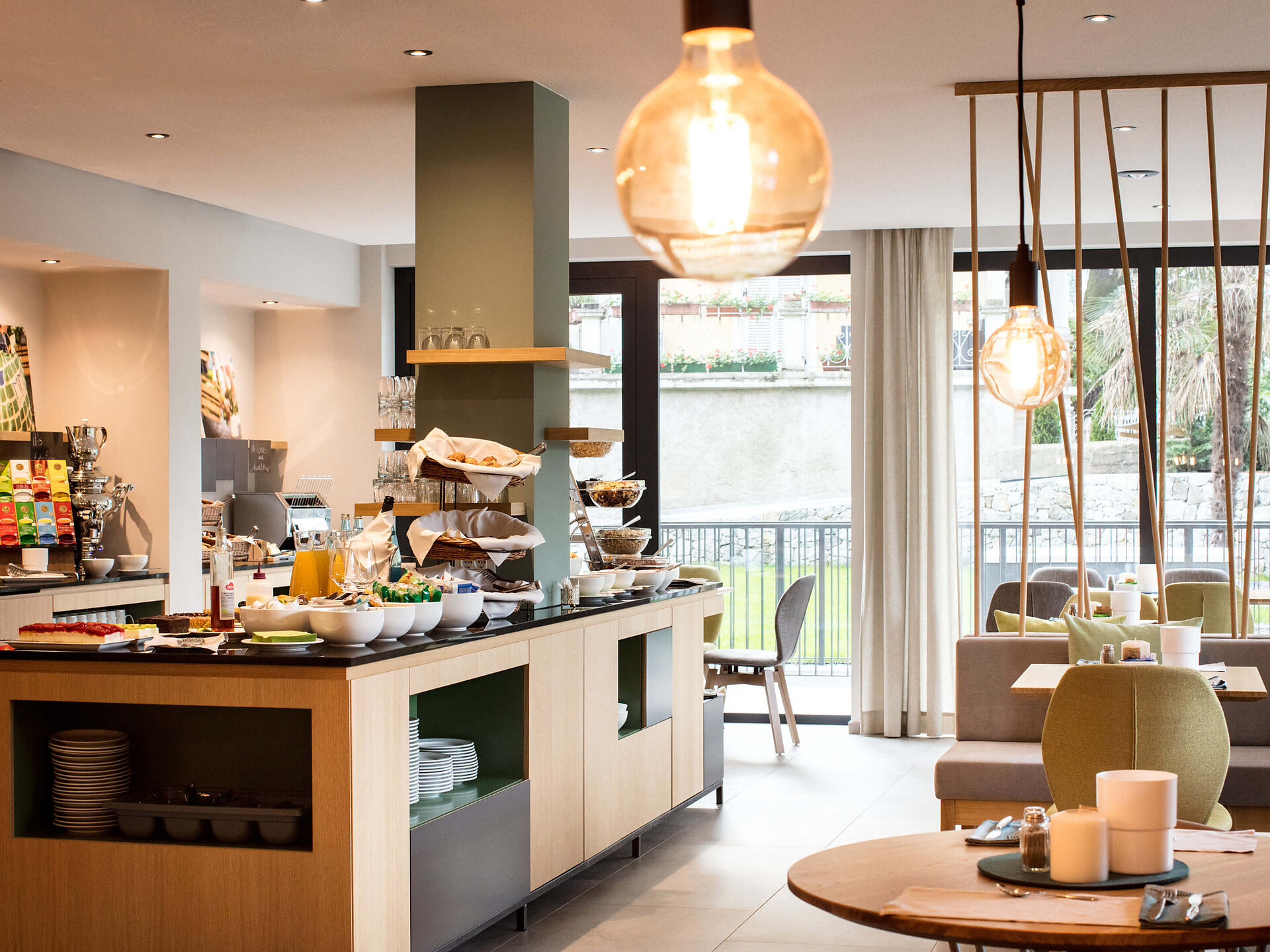 Flora Hotel & Suites