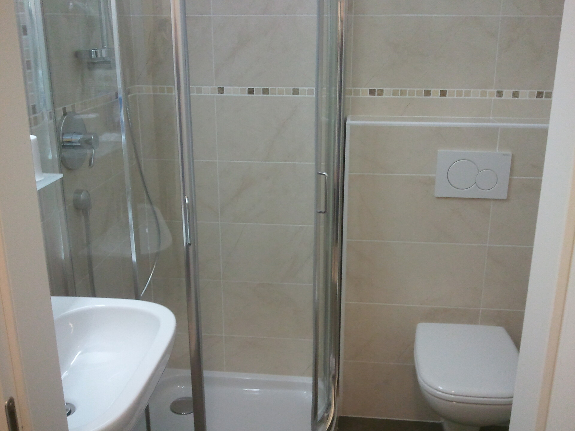 SINGLE ROOM