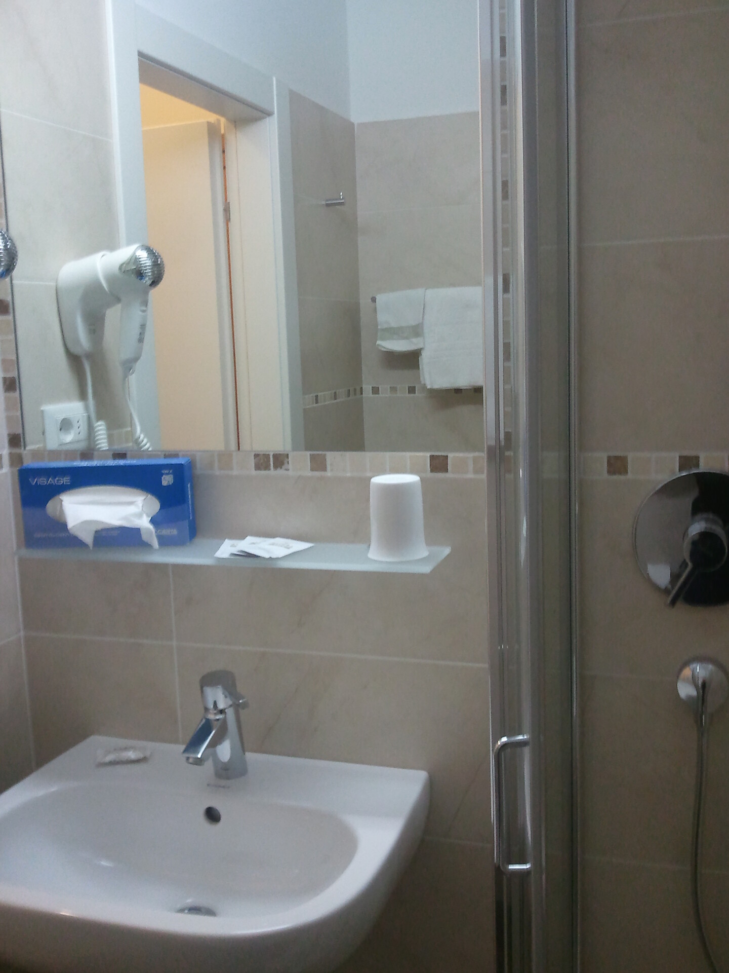 SINGLE ROOM