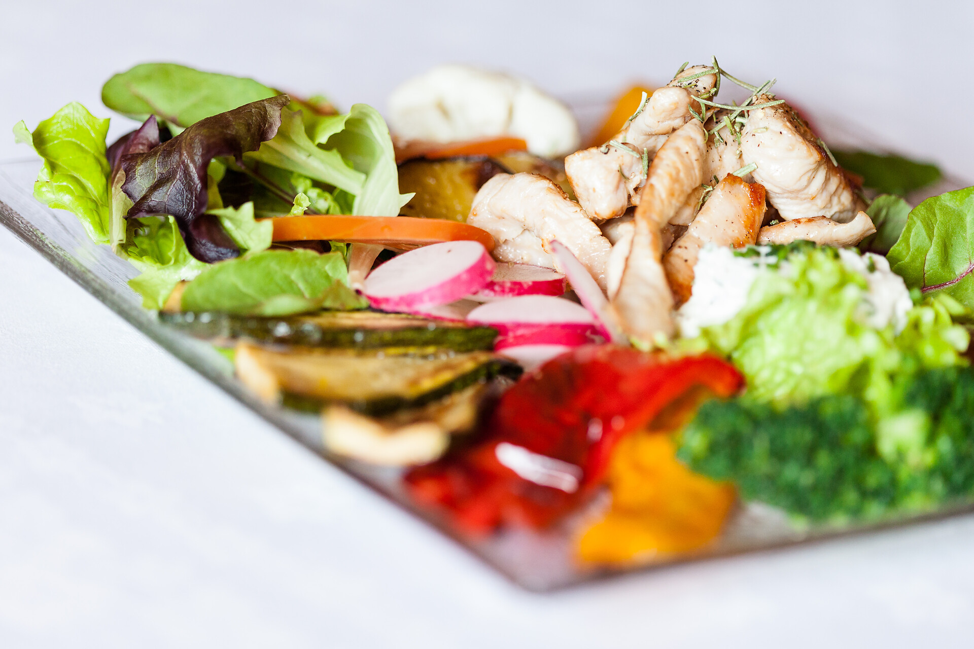Insalata assortita con pollo