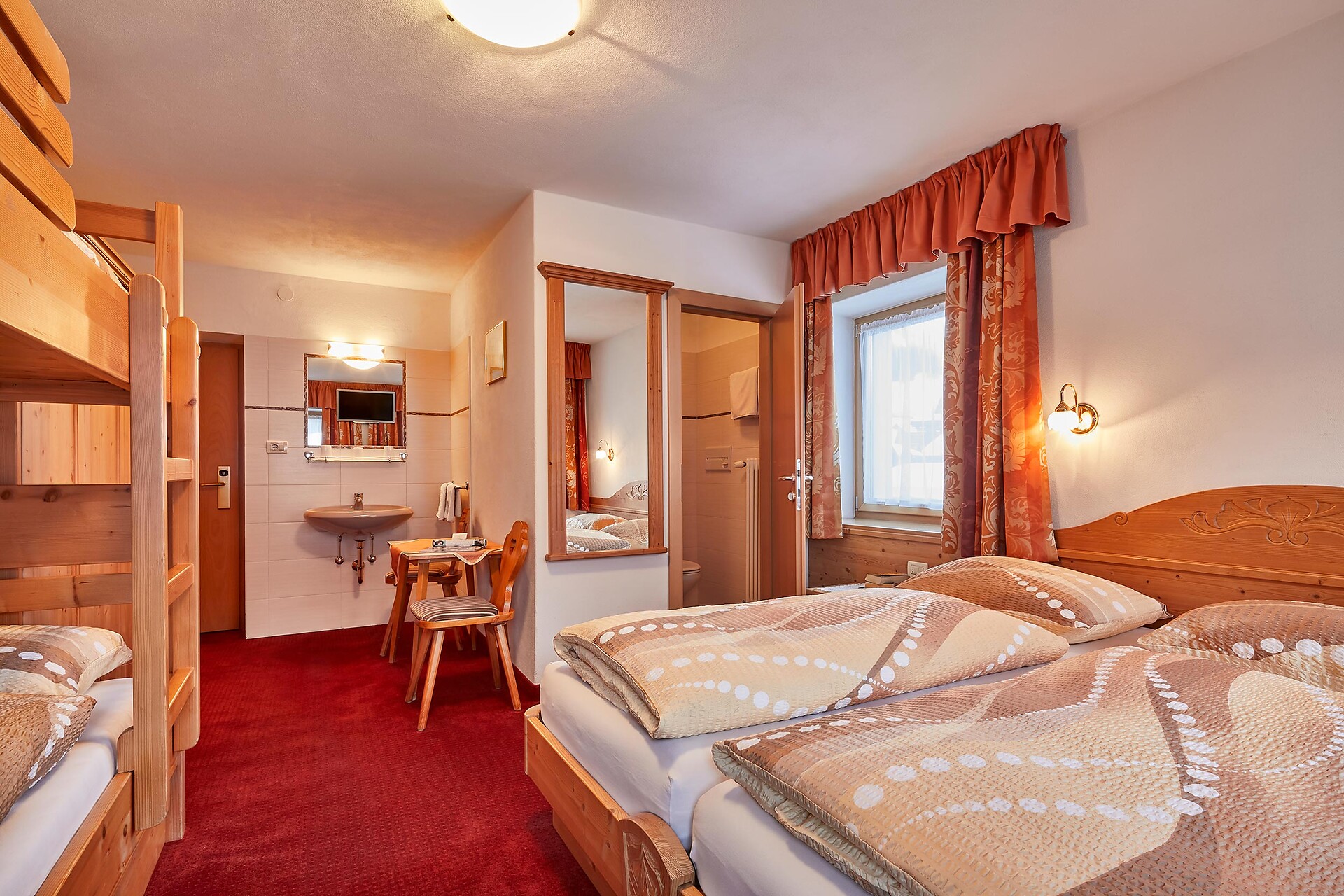 Mehrbettzimmer mit Balkom
