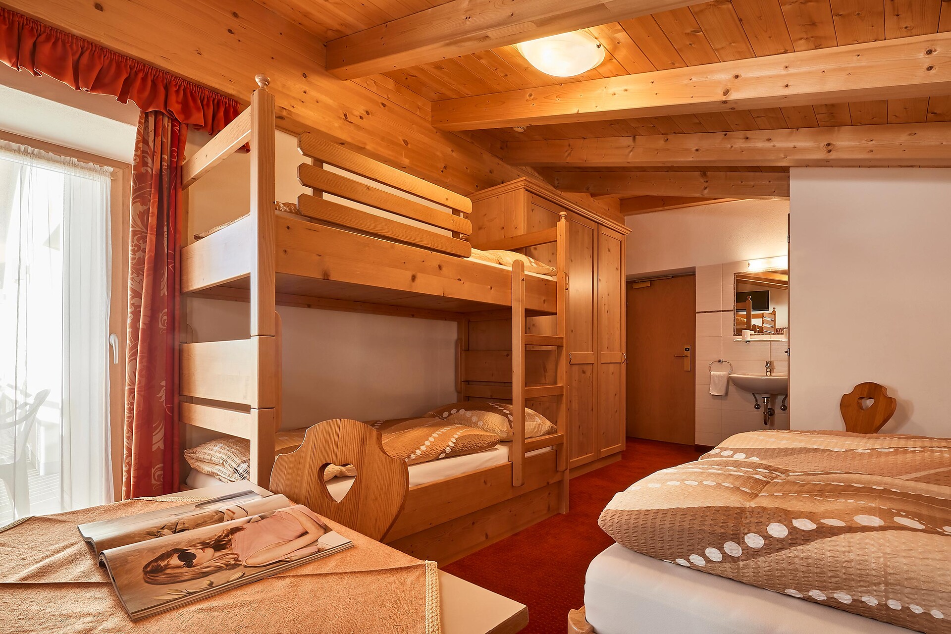 Mehrbettzimmer mit Balkom