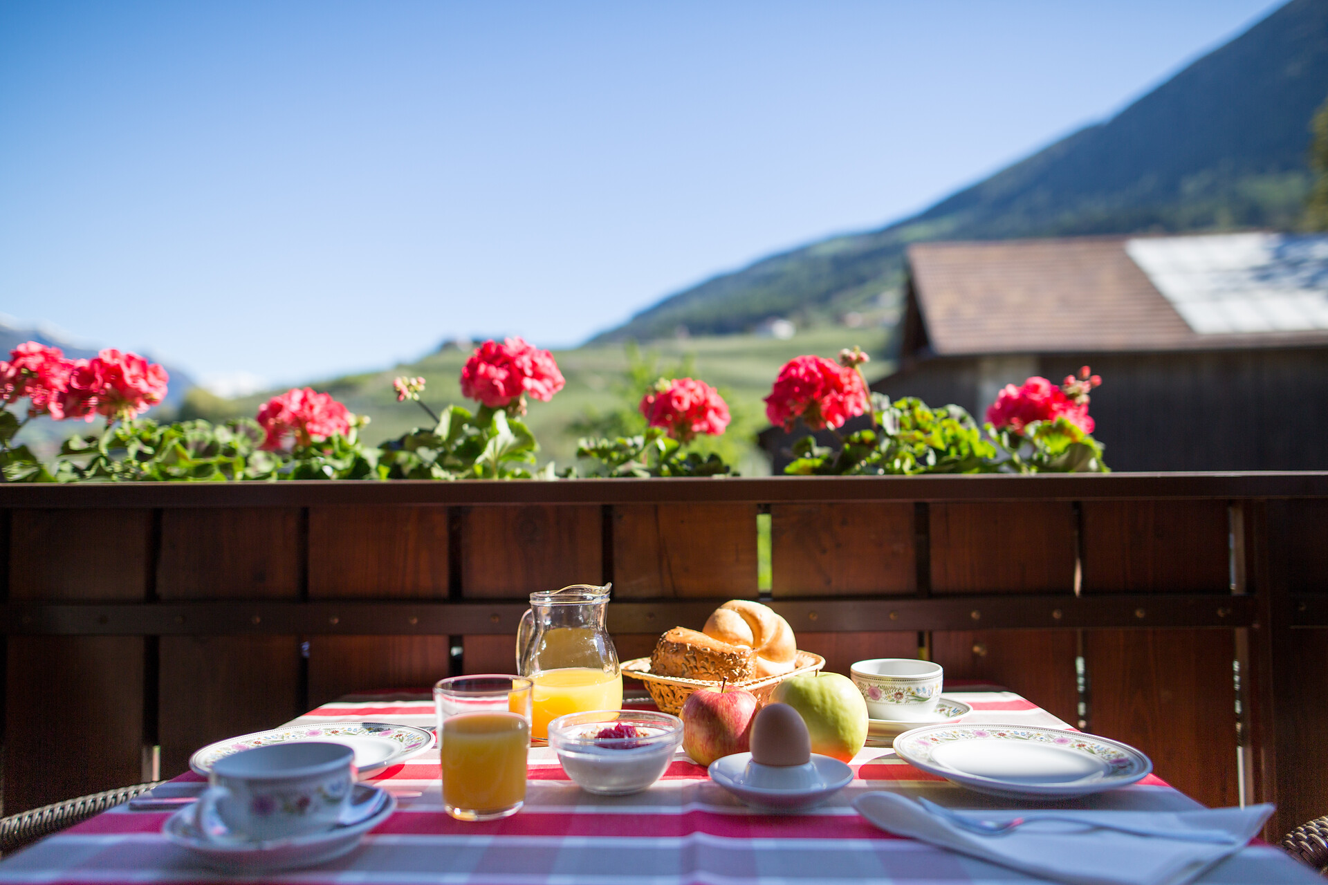 Apartment Schenna, breakfest on the balcony