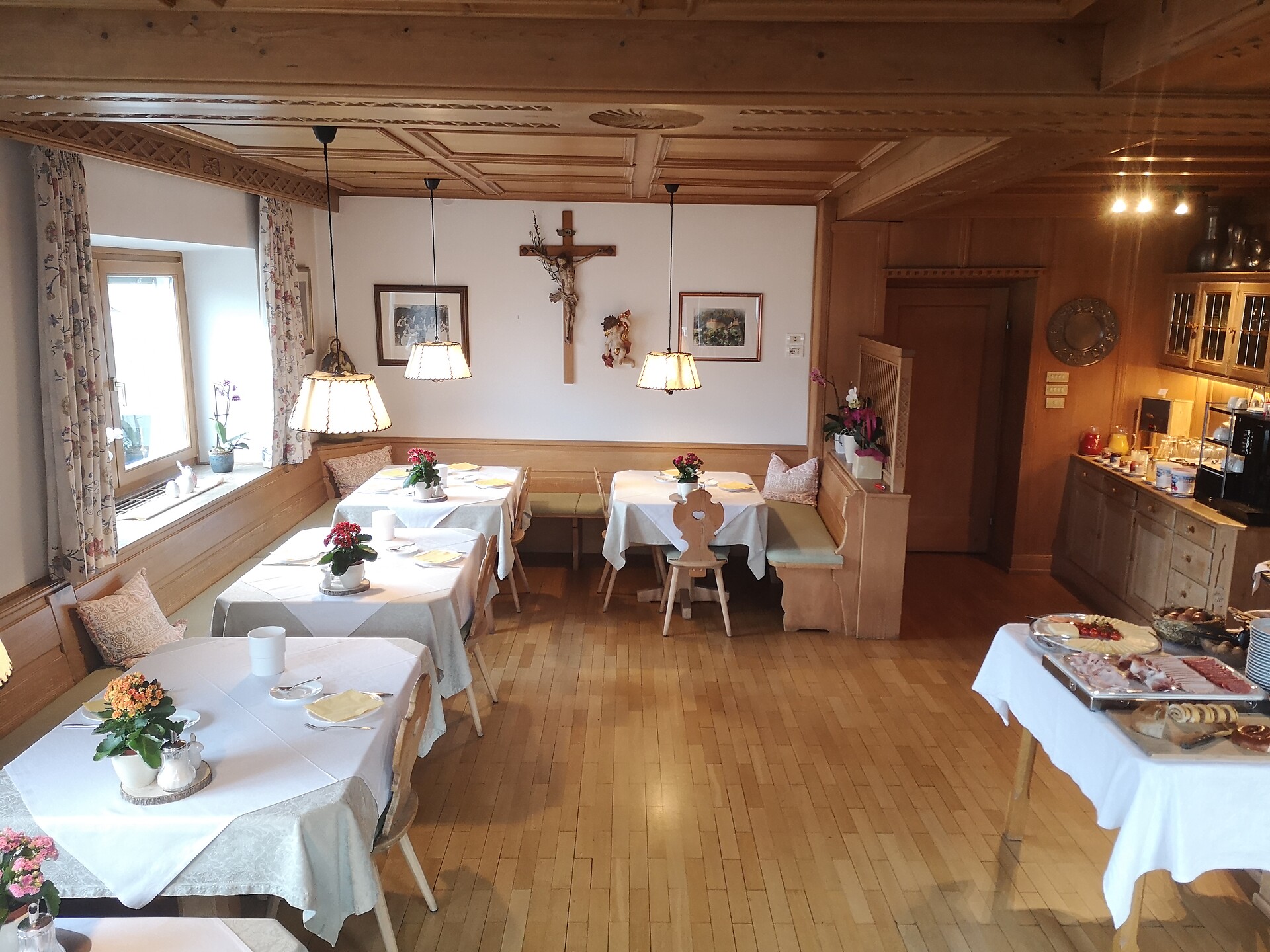 breakfast room