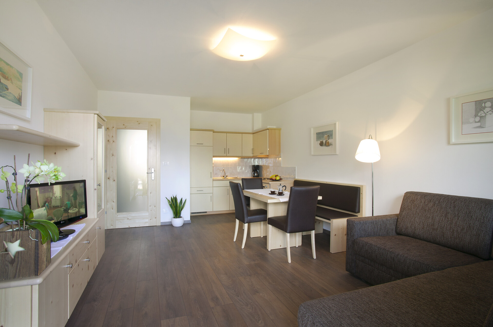 apartement room Ruth