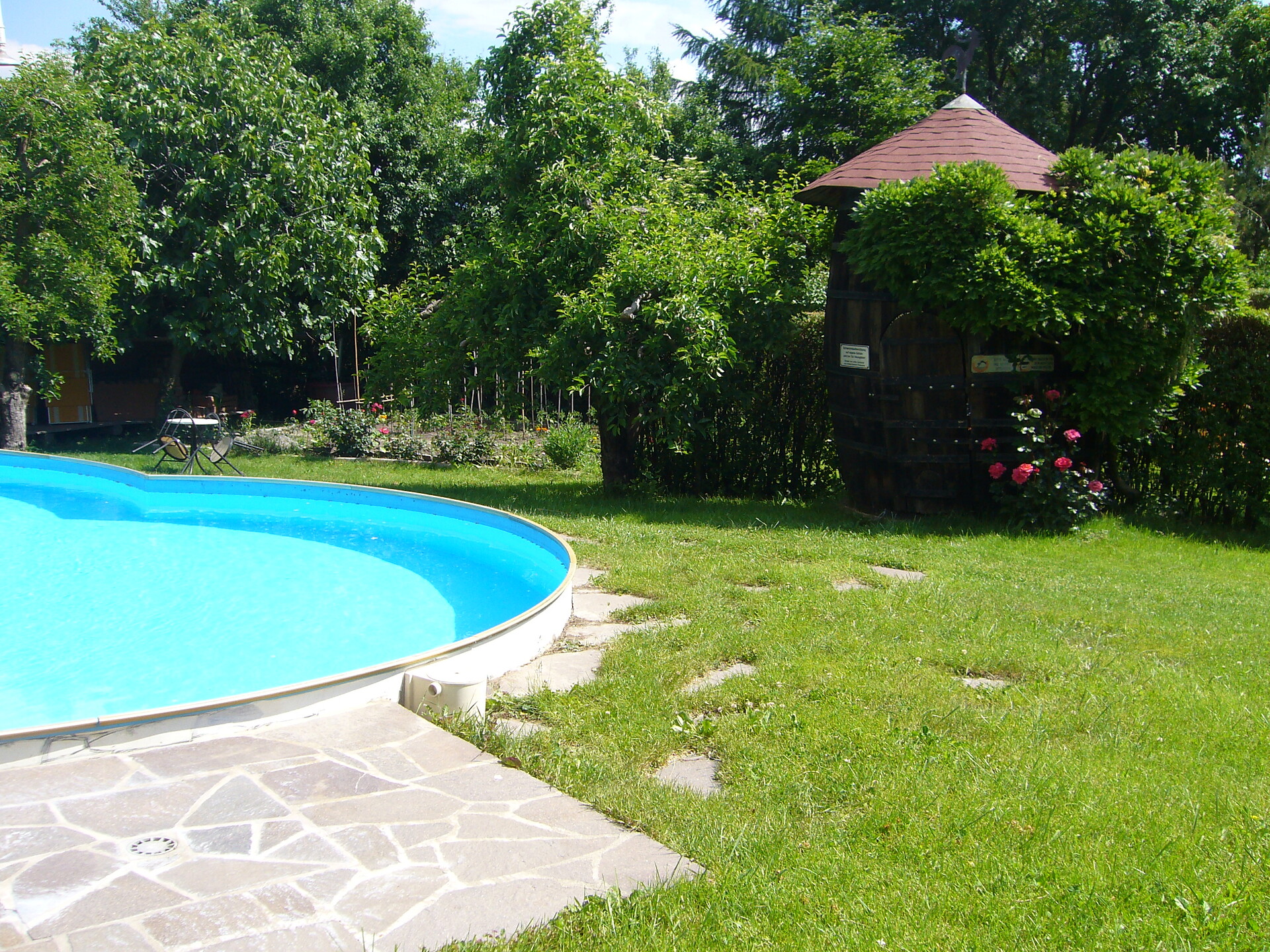 Schwimmbad mit Liegewiese