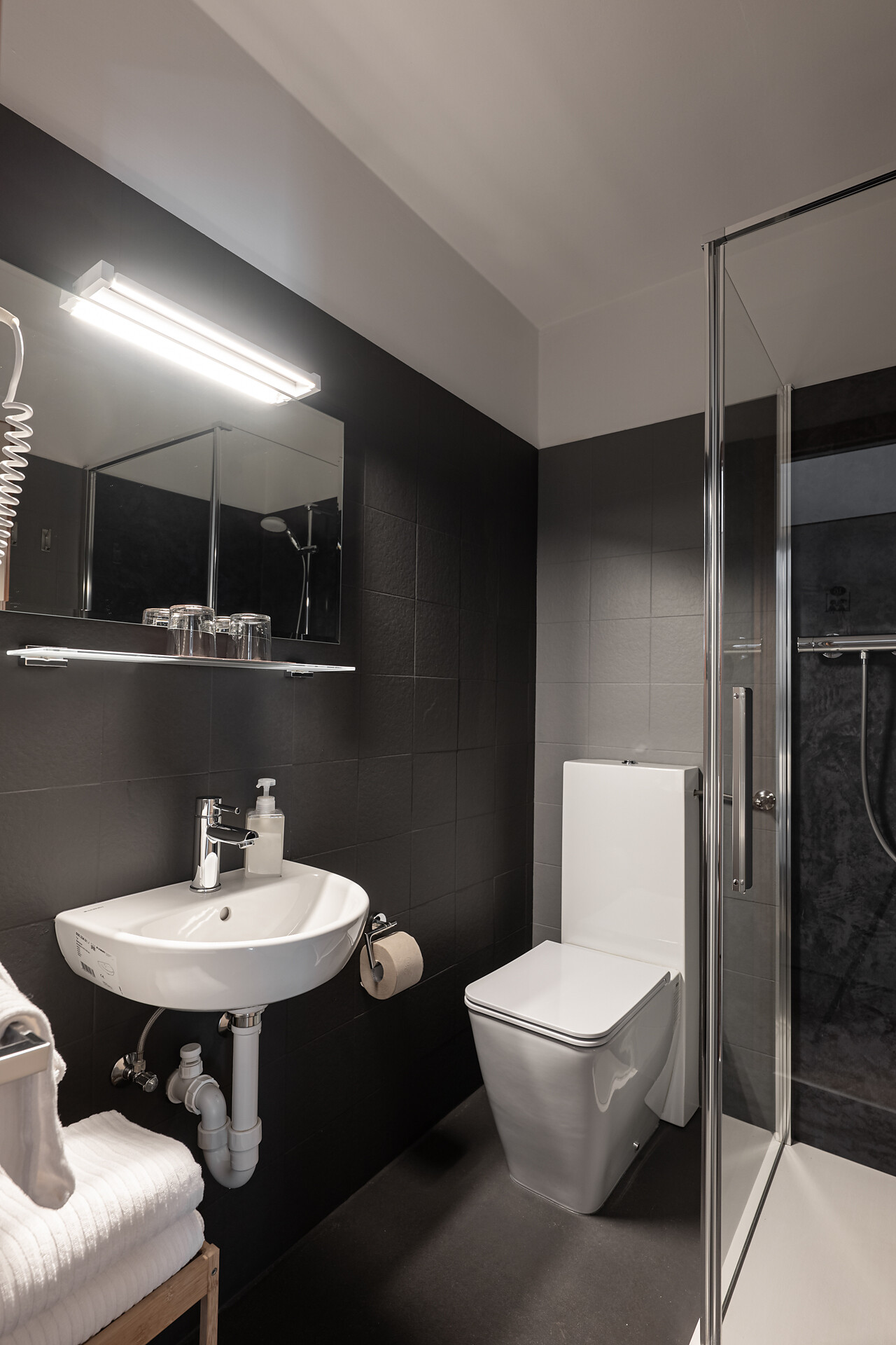 Bagno in mansarda con doccia traduci