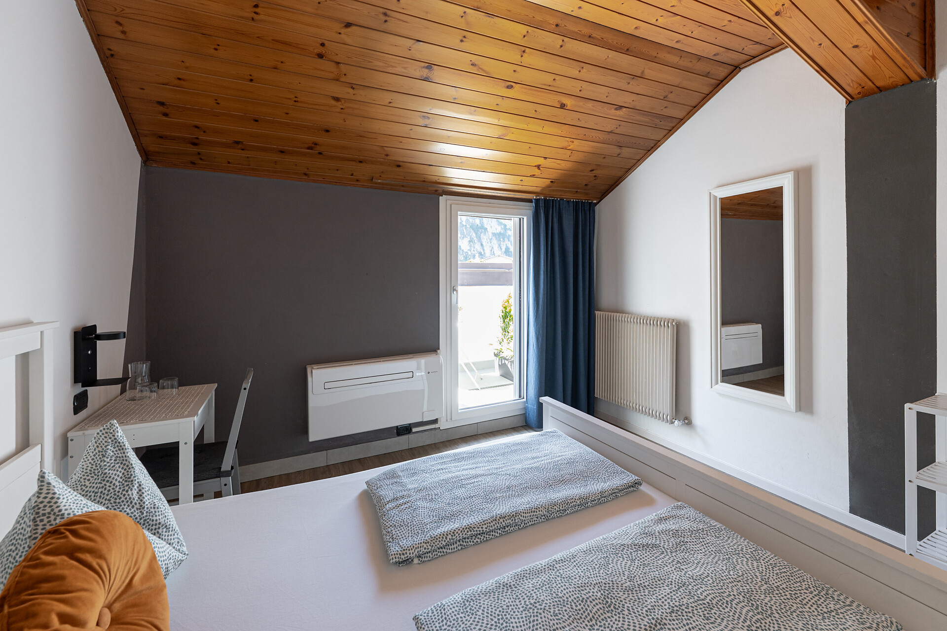 Camera matrimoniale con vista sulla piazza del paese, sul Gaier e sulla Haderburg