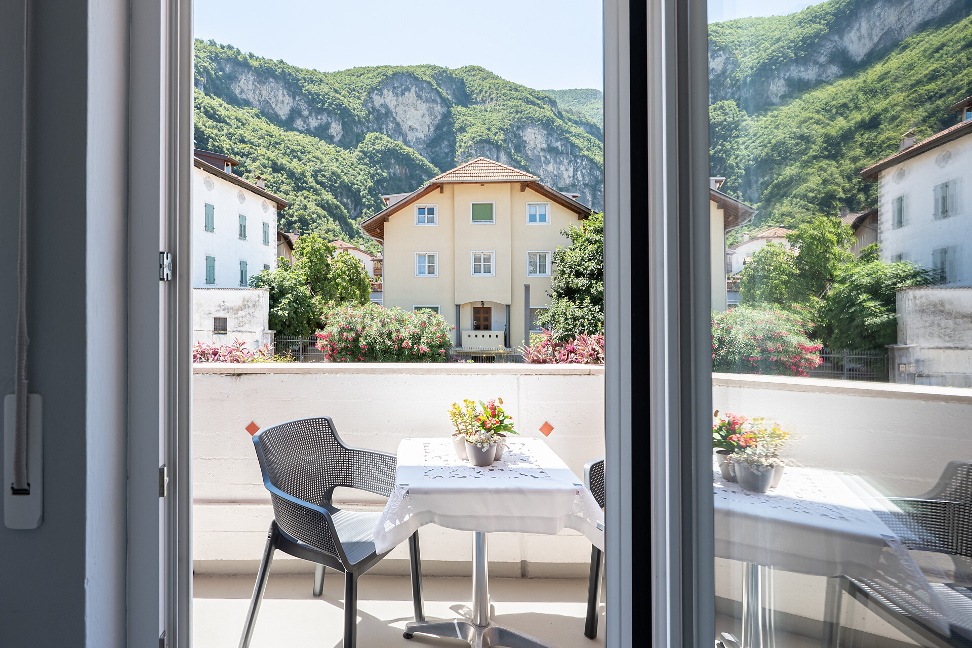 Balcone con vista sulla piazza e sul Gaier