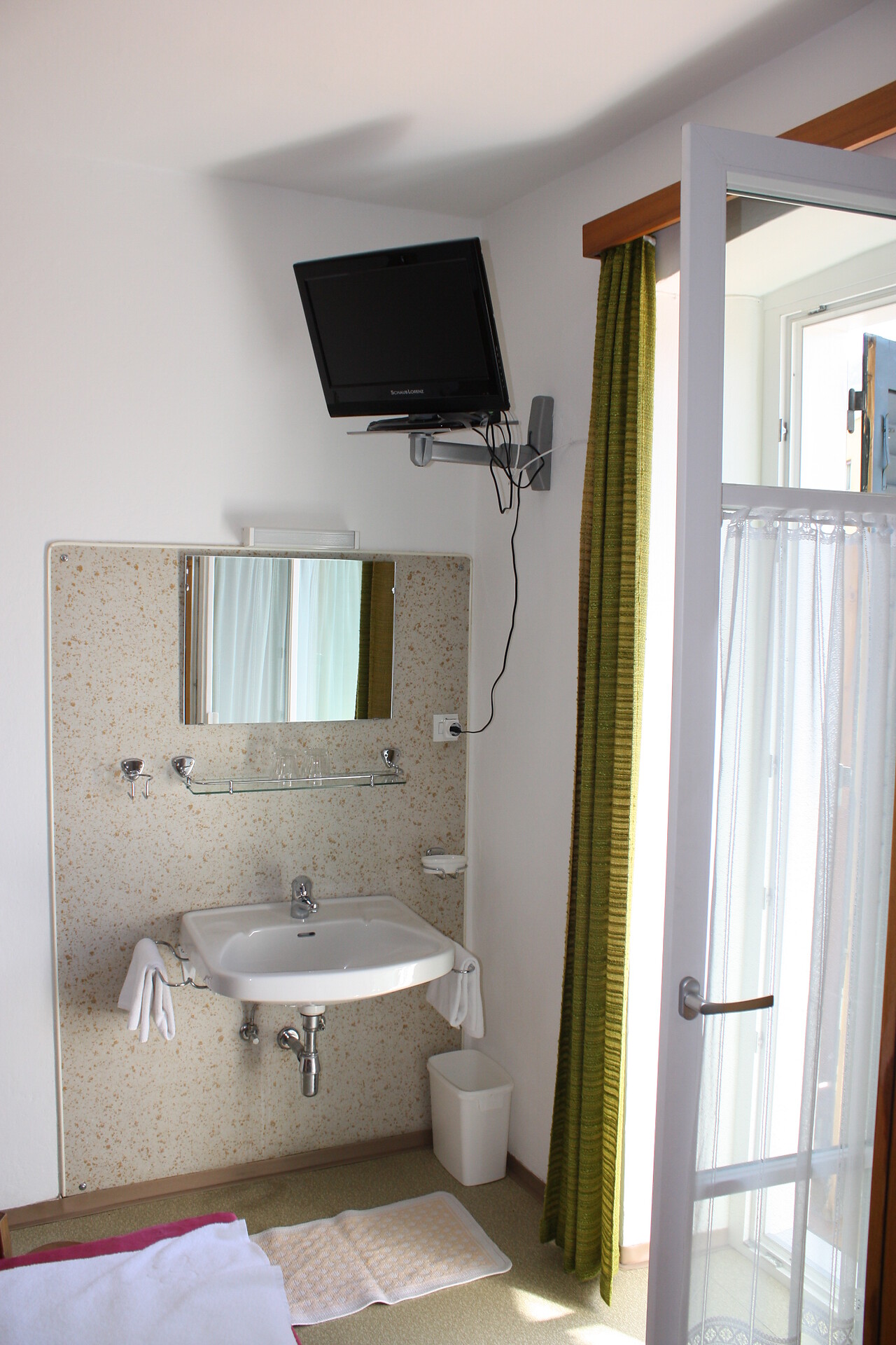 Waschbecken und Fernseher im Zimmer