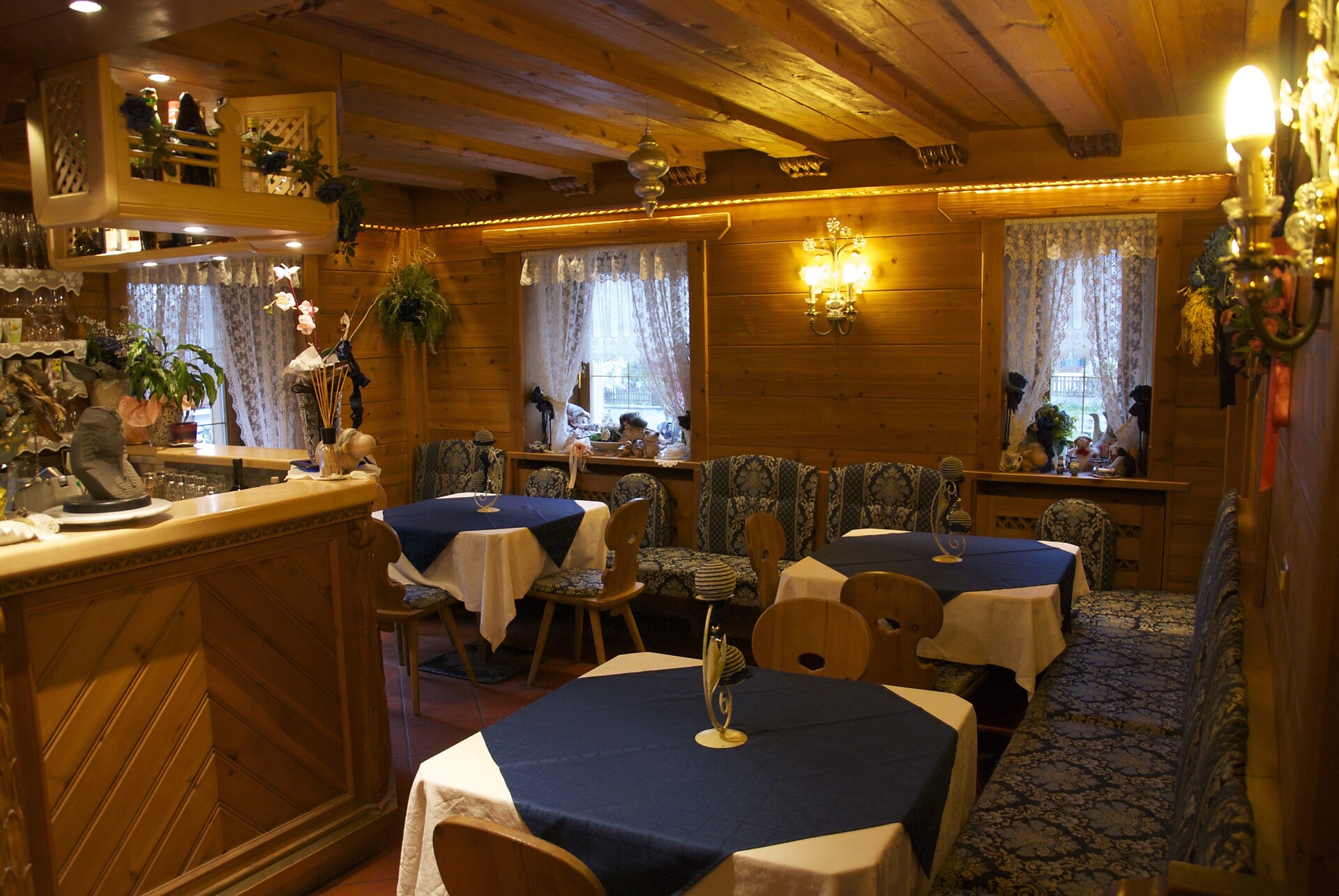 bar and breakfast room