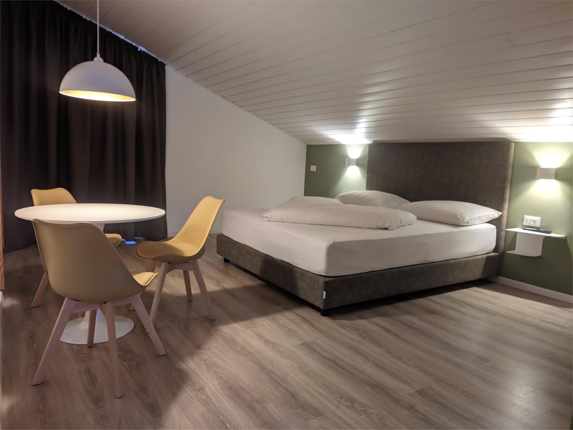 Garni-Hotel Saltneregg Caldaro sulla Strada del Vino 23 suedtirol.info