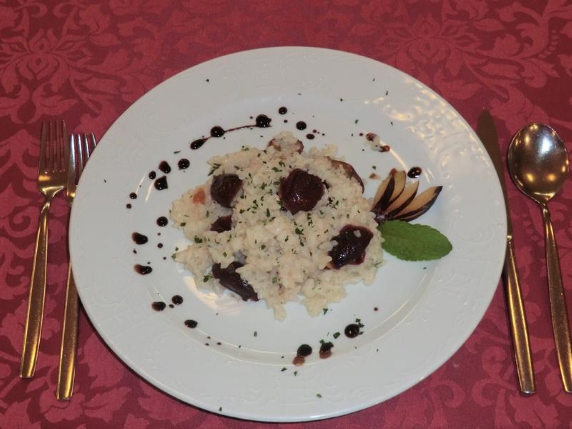 Thyme risotto with fresh goat cream cheese and plums of Barbiano