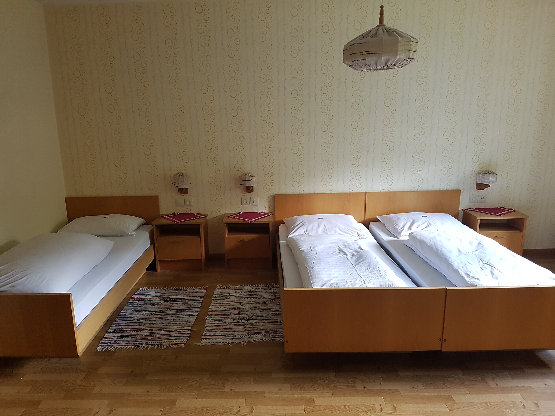 Dreibettzimmer mit Badezimmer