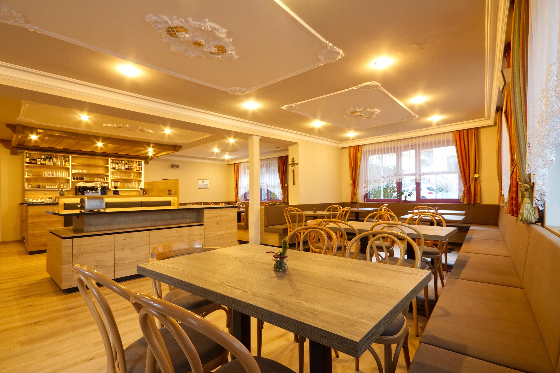 Frühstückssaal mit Bar