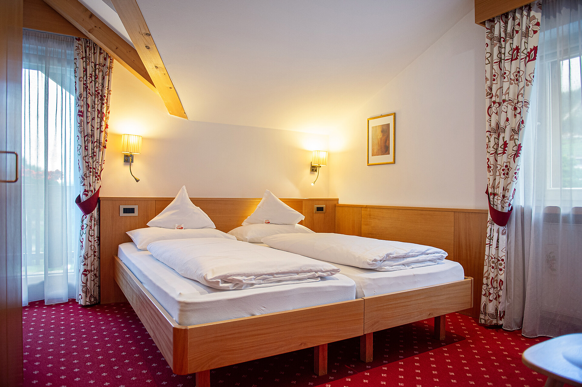 Standard bedroom with balcony