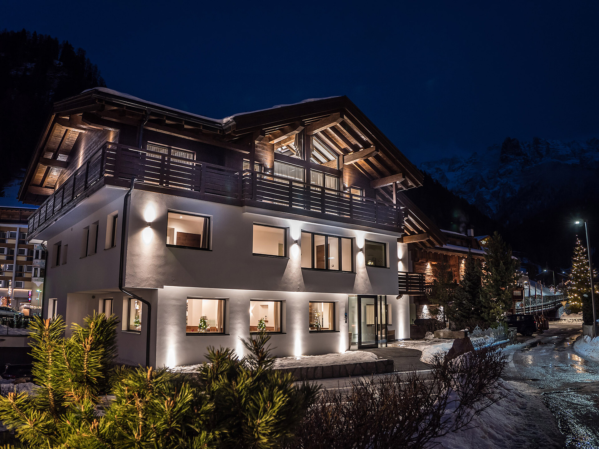 The new b&b hotel Arya Alpine Lodge is located at the ski slopes of Selva Gardena and Sella Ronda
