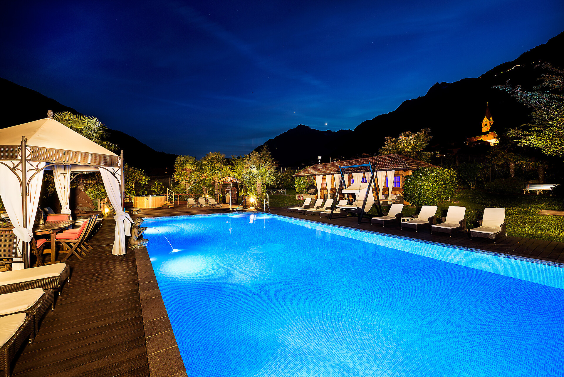 piscina di notte