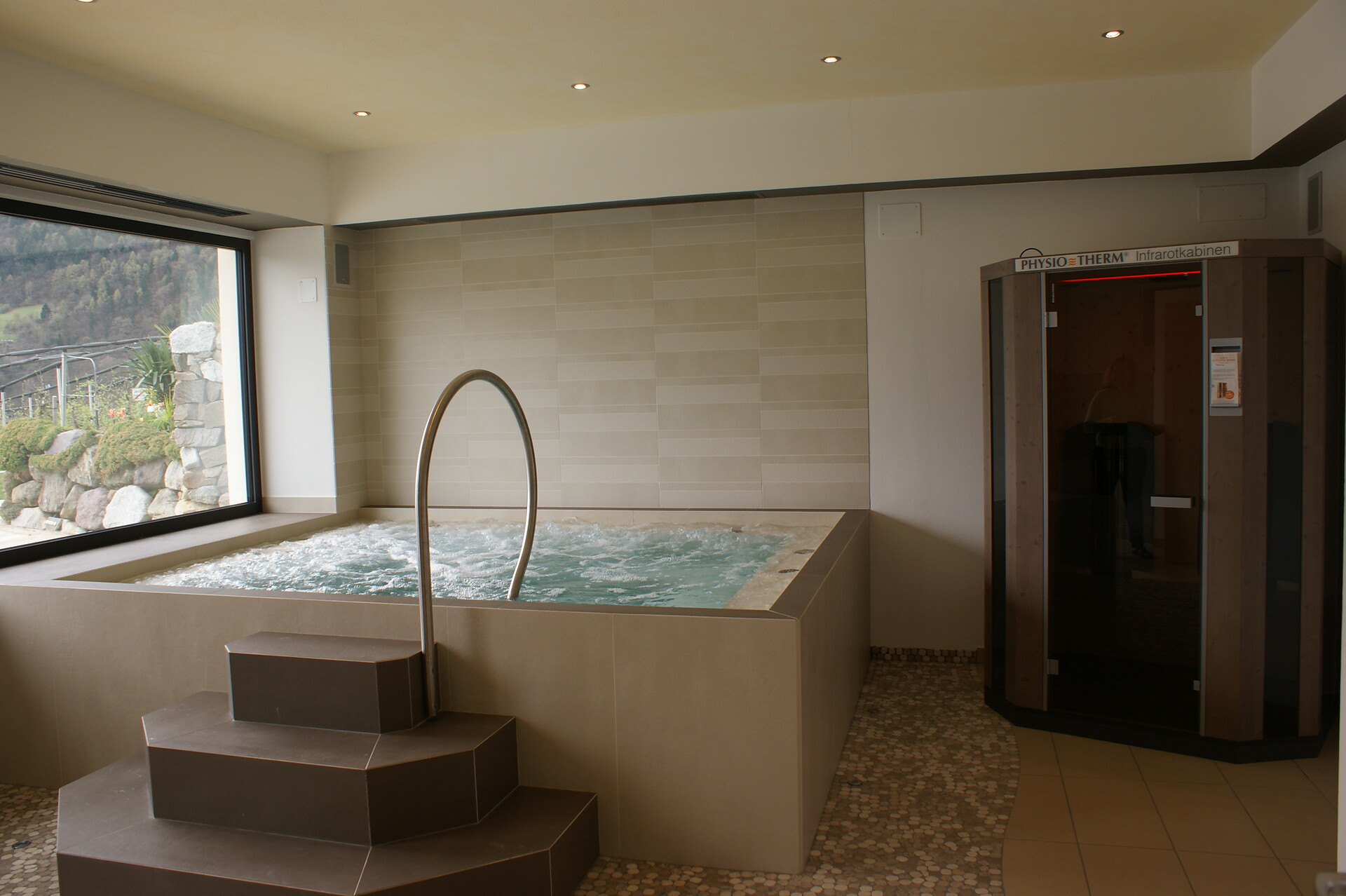 Indoor Hot Whirlpool 36°C und Infrarotkabine