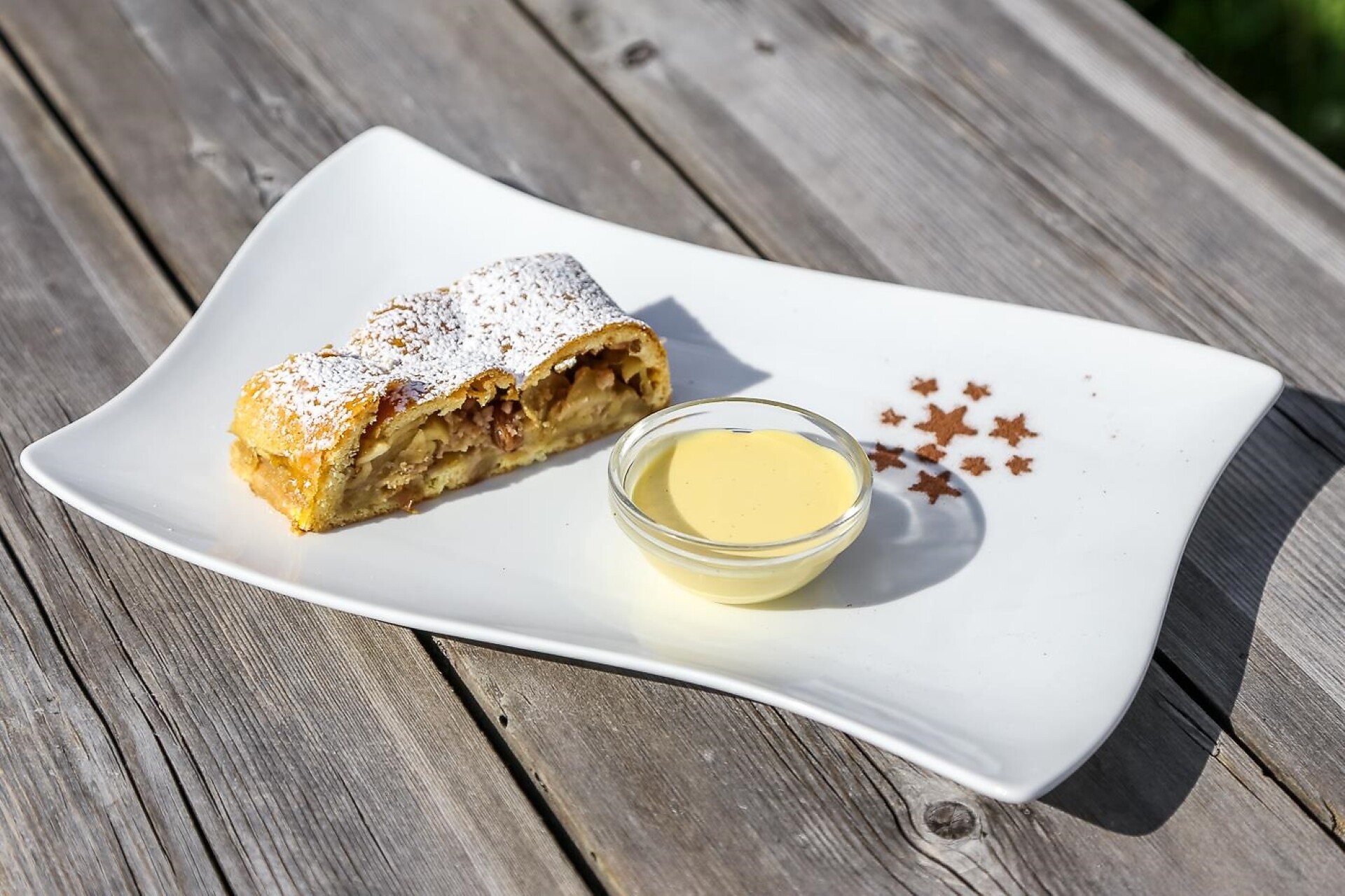 appel strudel with custard