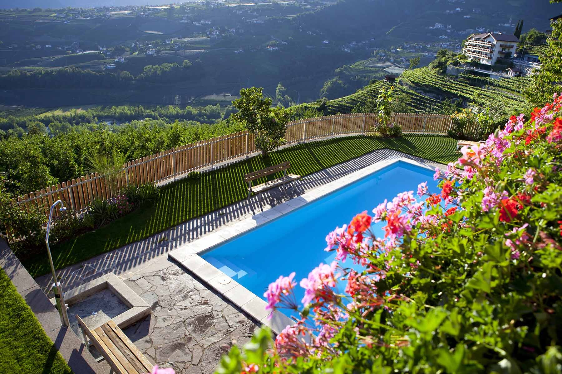 Blick vom Balkon auf unser Schwimmbad und Garten
