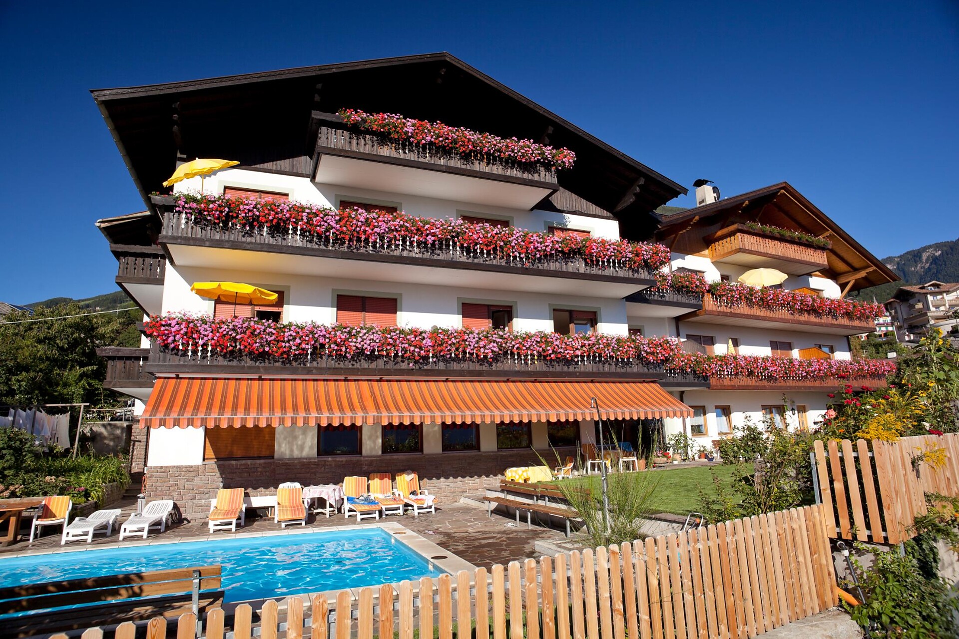 unser Haus zur Südseite mit Schwimmbad und Garten